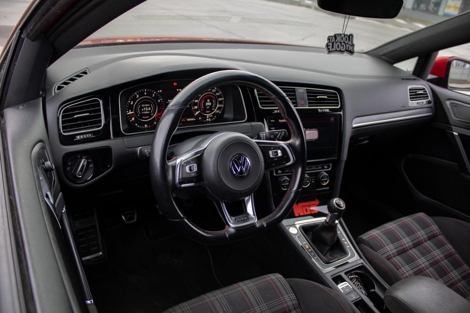 2018 Volkswagen Golf GTI, červená hatchback, 160 435 km