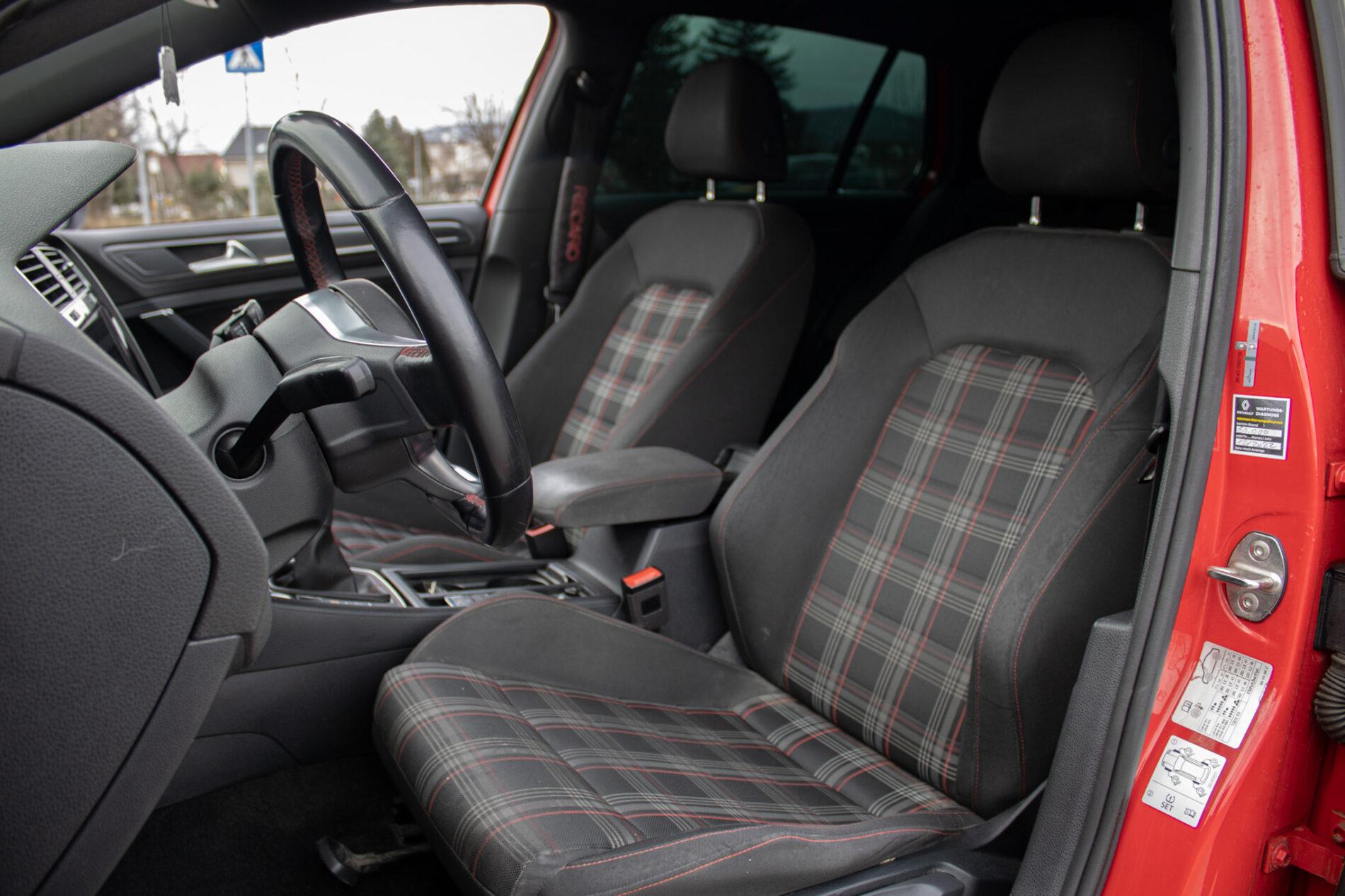 2018 Volkswagen Golf GTI, červená hatchback, 160 435 km