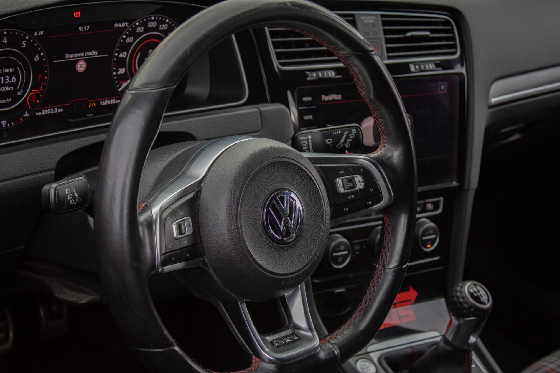 2018 Volkswagen Golf GTI, červená hatchback, 160 435 km