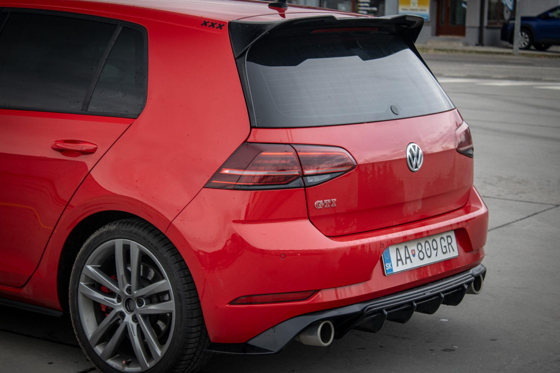 2018 Volkswagen Golf GTI, červená hatchback, 160 435 km