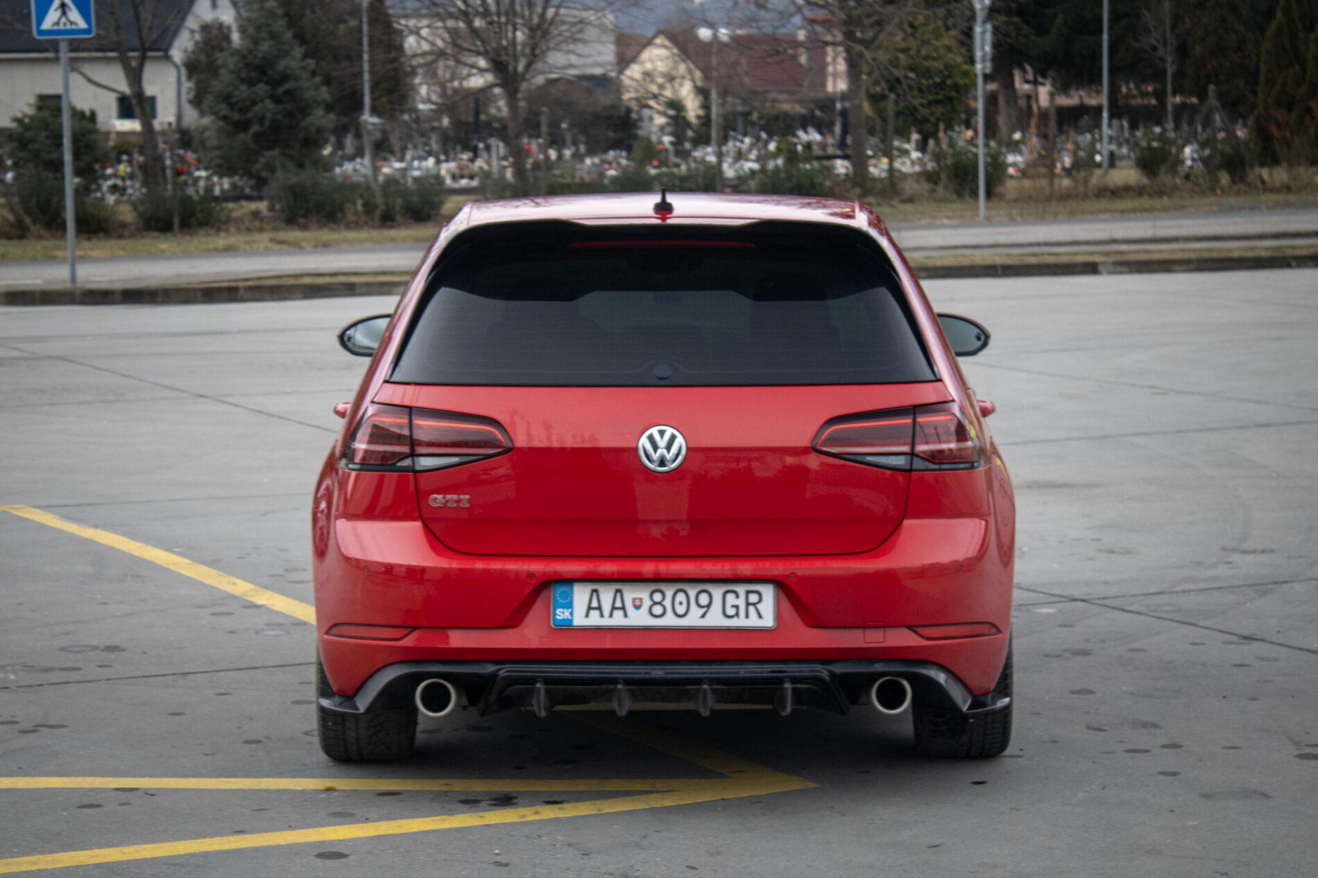 2018 Volkswagen Golf GTI, červená hatchback, 160 435 km