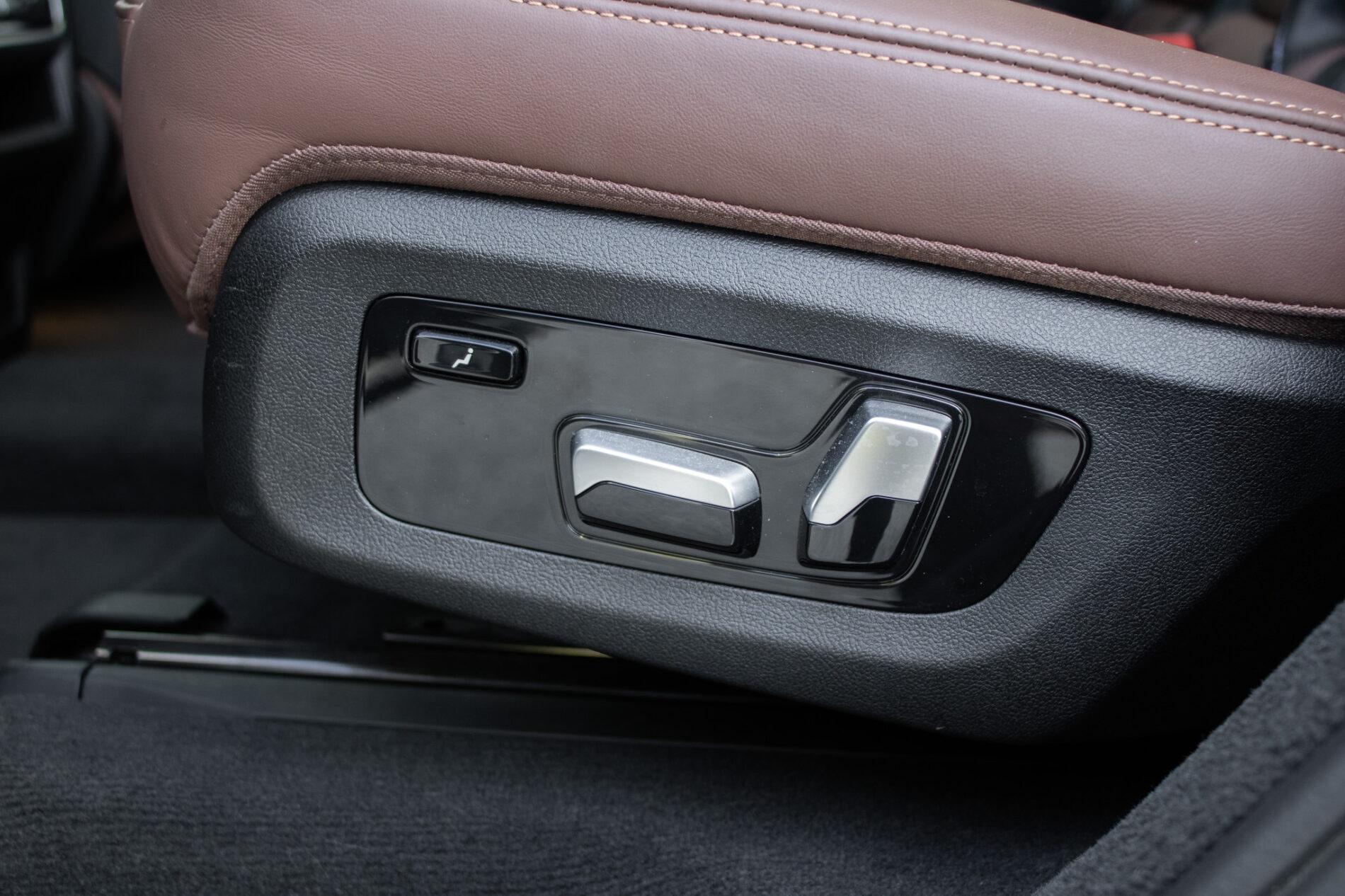 2020 BMW X7 M50d, bílá suv, 129 000 km