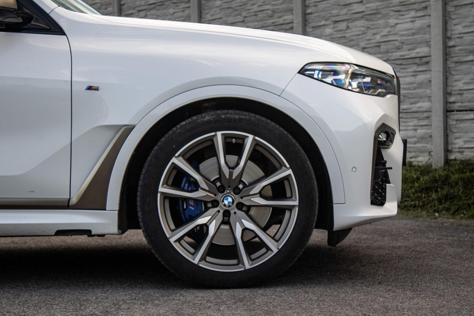 2020 BMW X7 M50d, bílá suv, 129 000 km