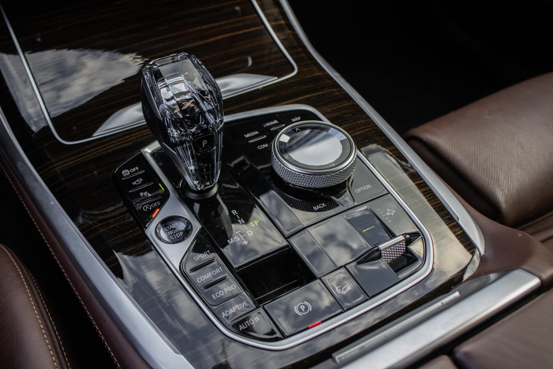 2020 BMW X7 M50d, bílá suv, 129 000 km