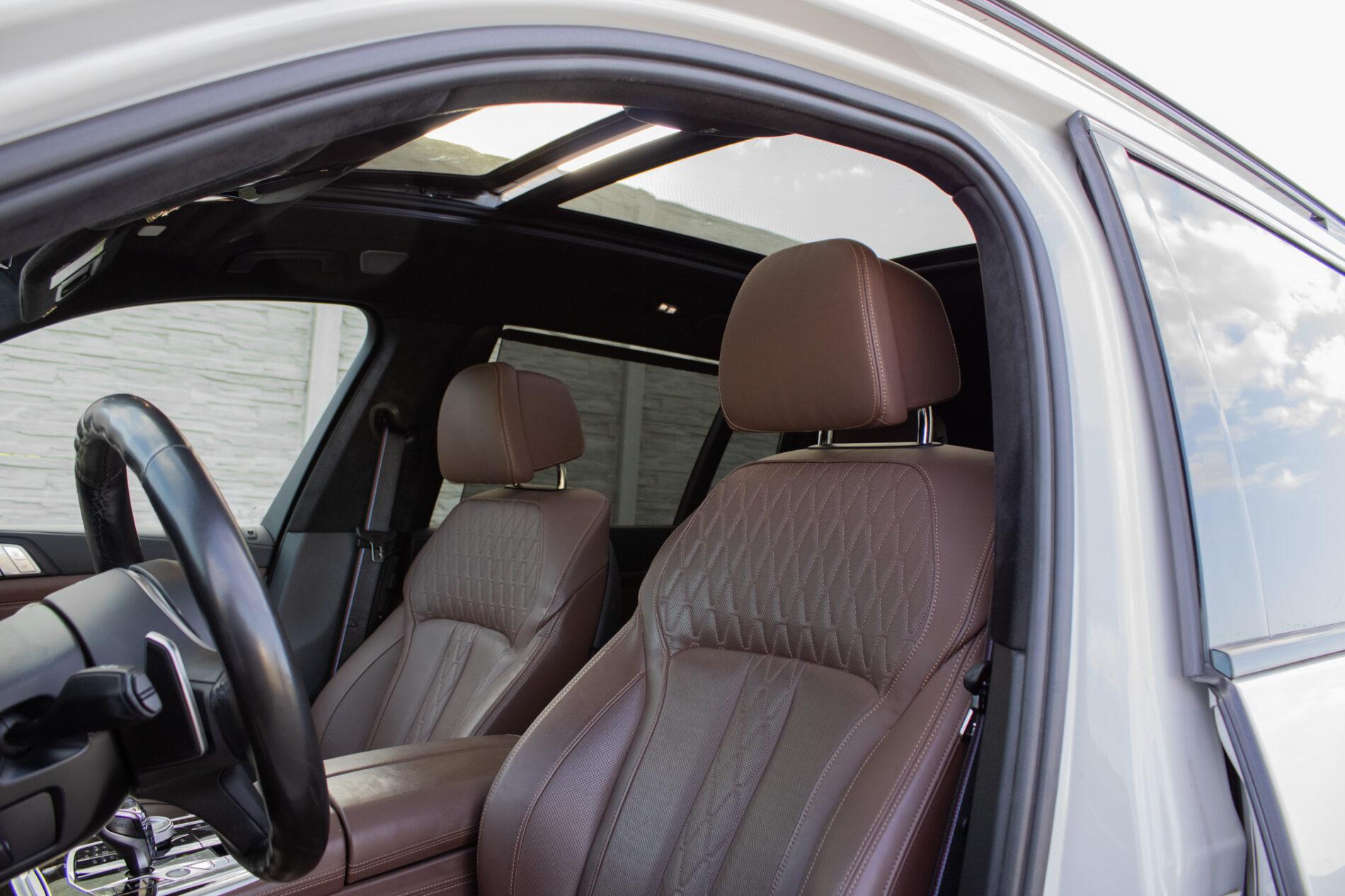 2020 BMW X7 M50d, bílá suv, 129 000 km