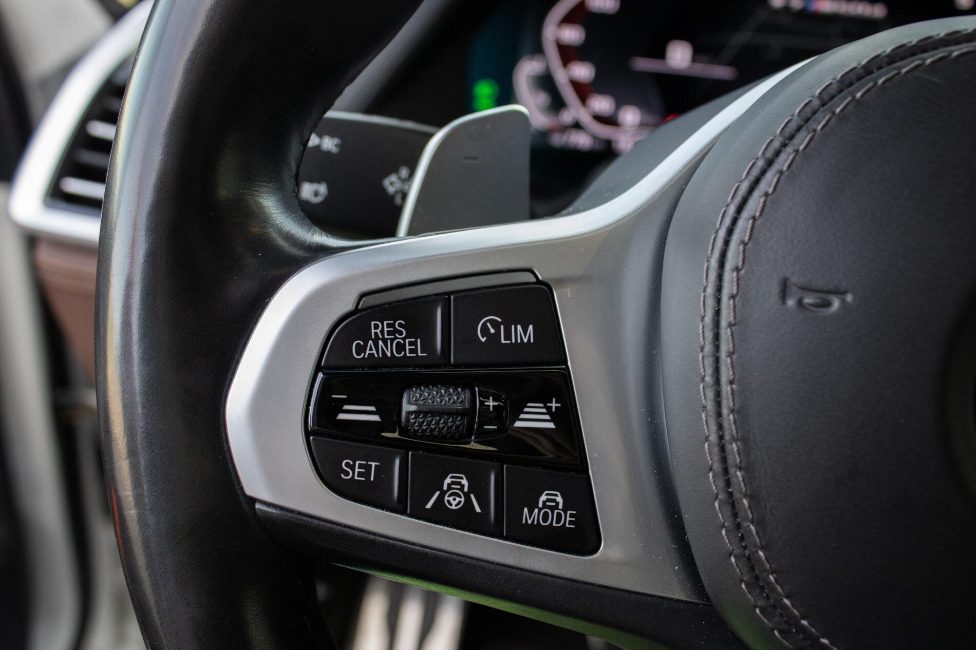 2020 BMW X7 M50d, bílá suv, 129 000 km