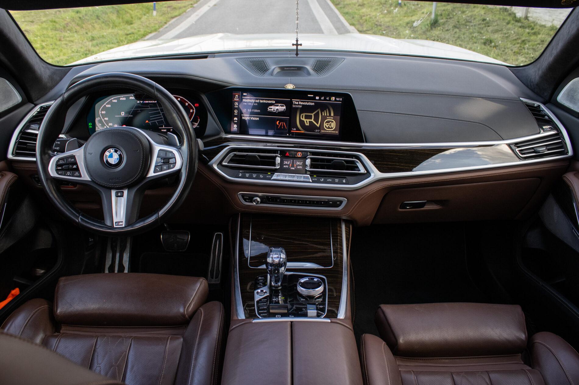 2020 BMW X7 M50d, bílá suv, 129 000 km