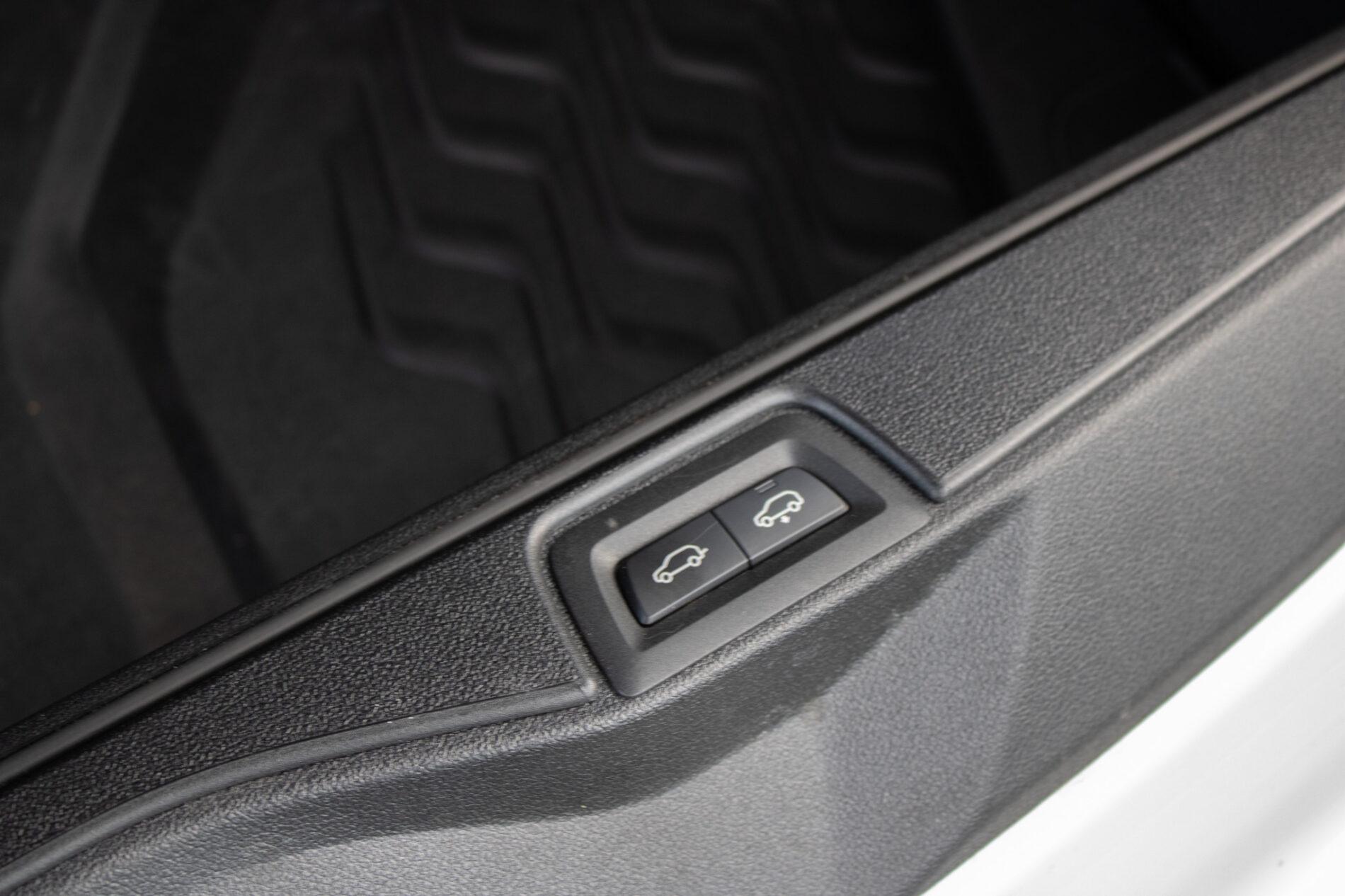 2020 BMW X7 M50d, bílá suv, 129 000 km