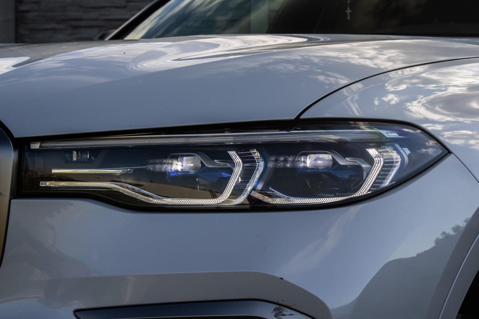 2020 BMW X7 M50d, bílá suv, 129 000 km