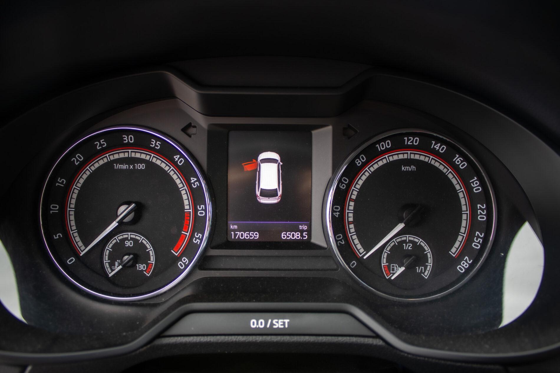 2017 Skoda Octavia RS, bílá kombi, 170 659 km