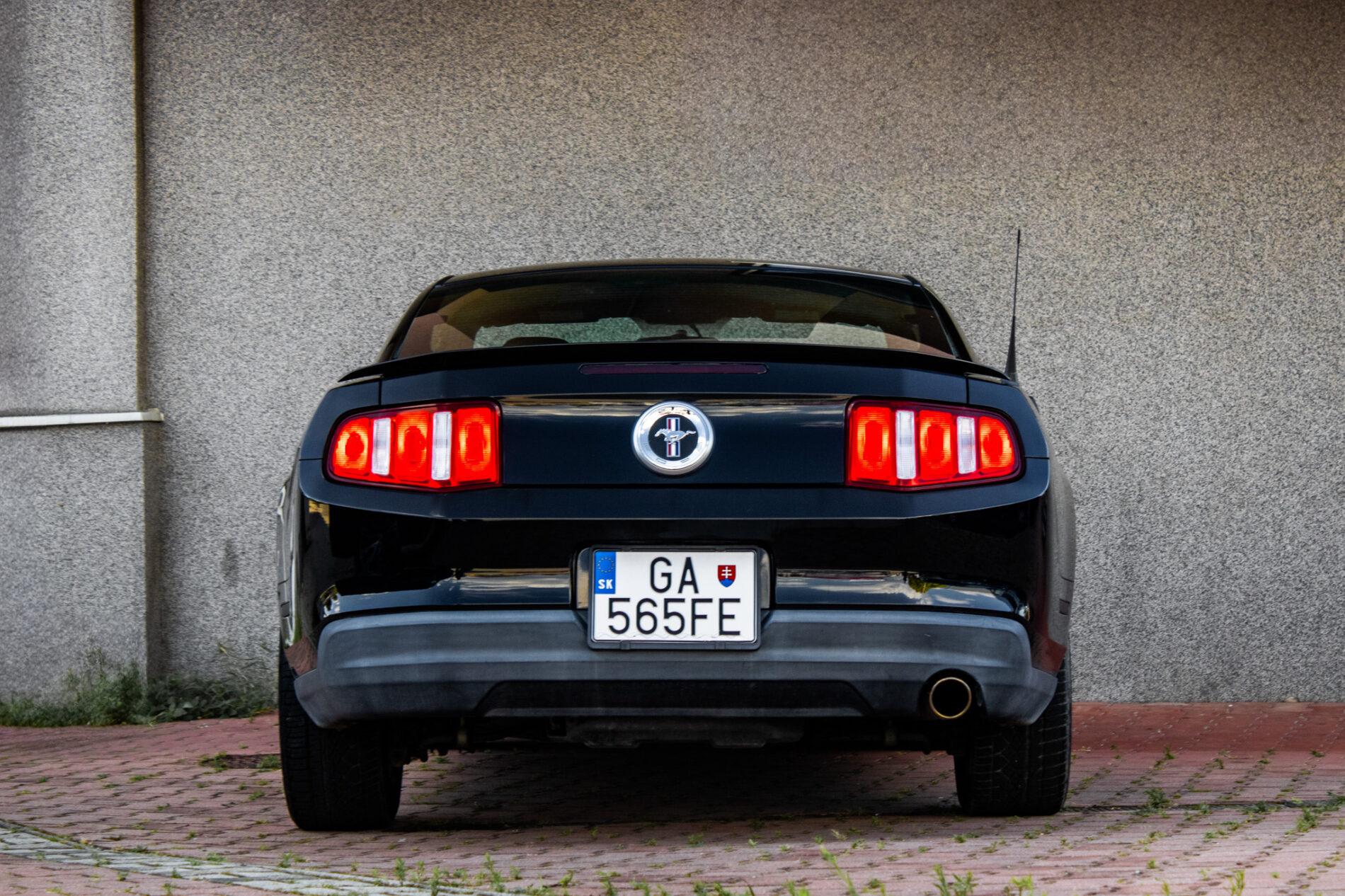 2010 Ford Mustang, černá kupé, 193 470 km