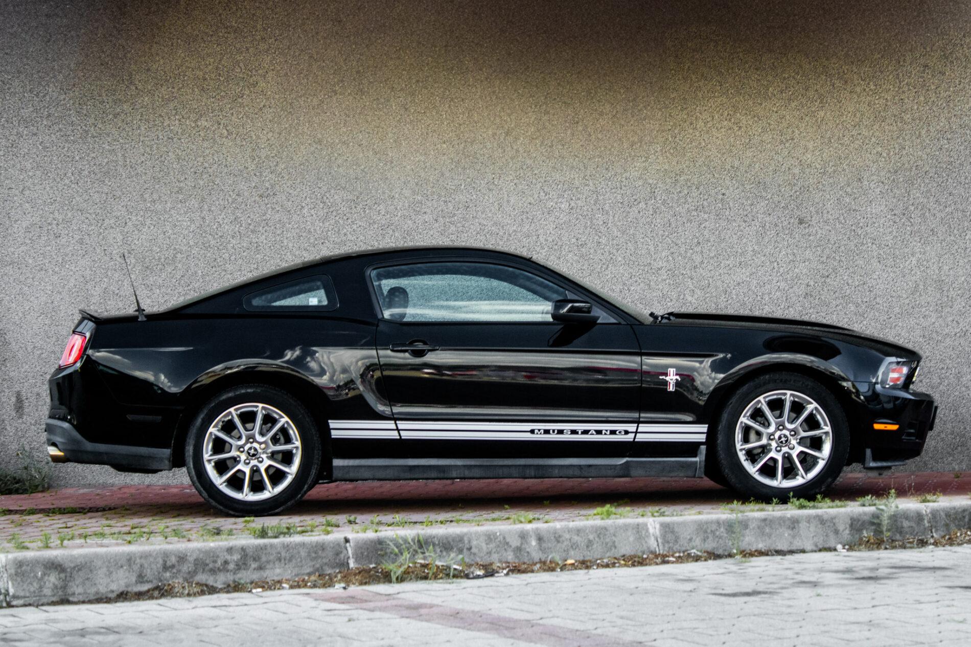 2010 Ford Mustang, černá kupé, 193 470 km