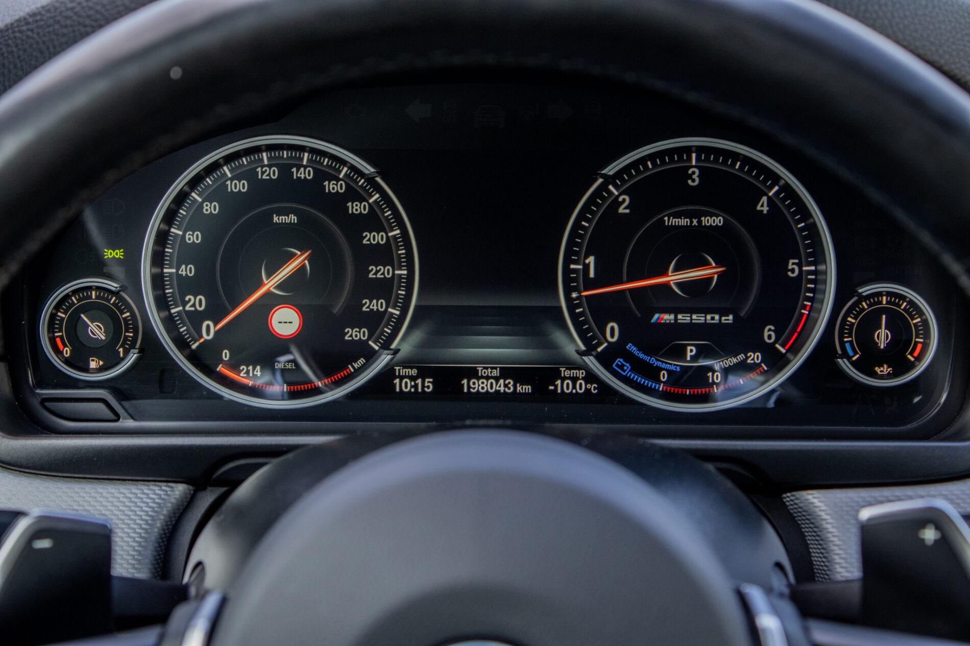 2015 BMW M550d, stříbrná sedan, 198 043 km