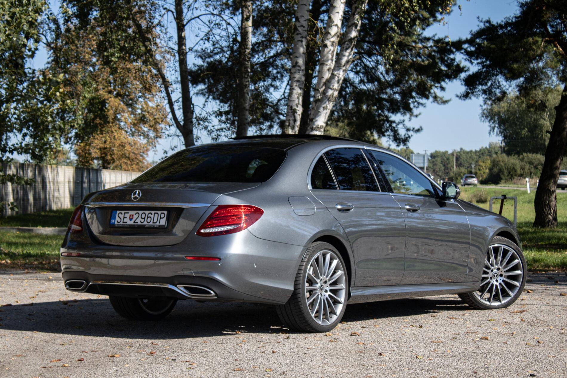 2020 Mercedes-Benz E 400d, šedá sedan, 93 682 km