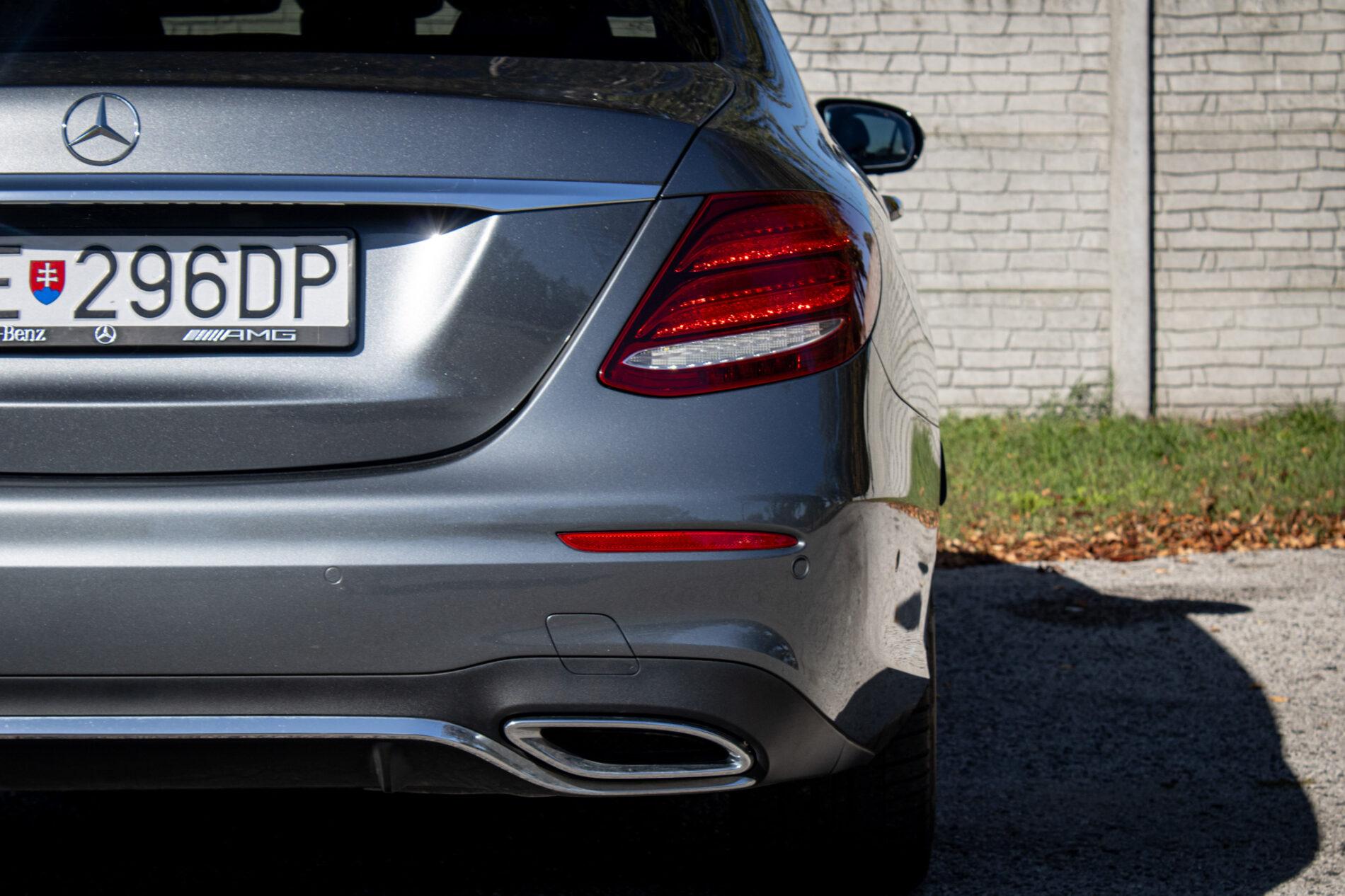 2020 Mercedes-Benz E 400d, šedá sedan, 93 682 km