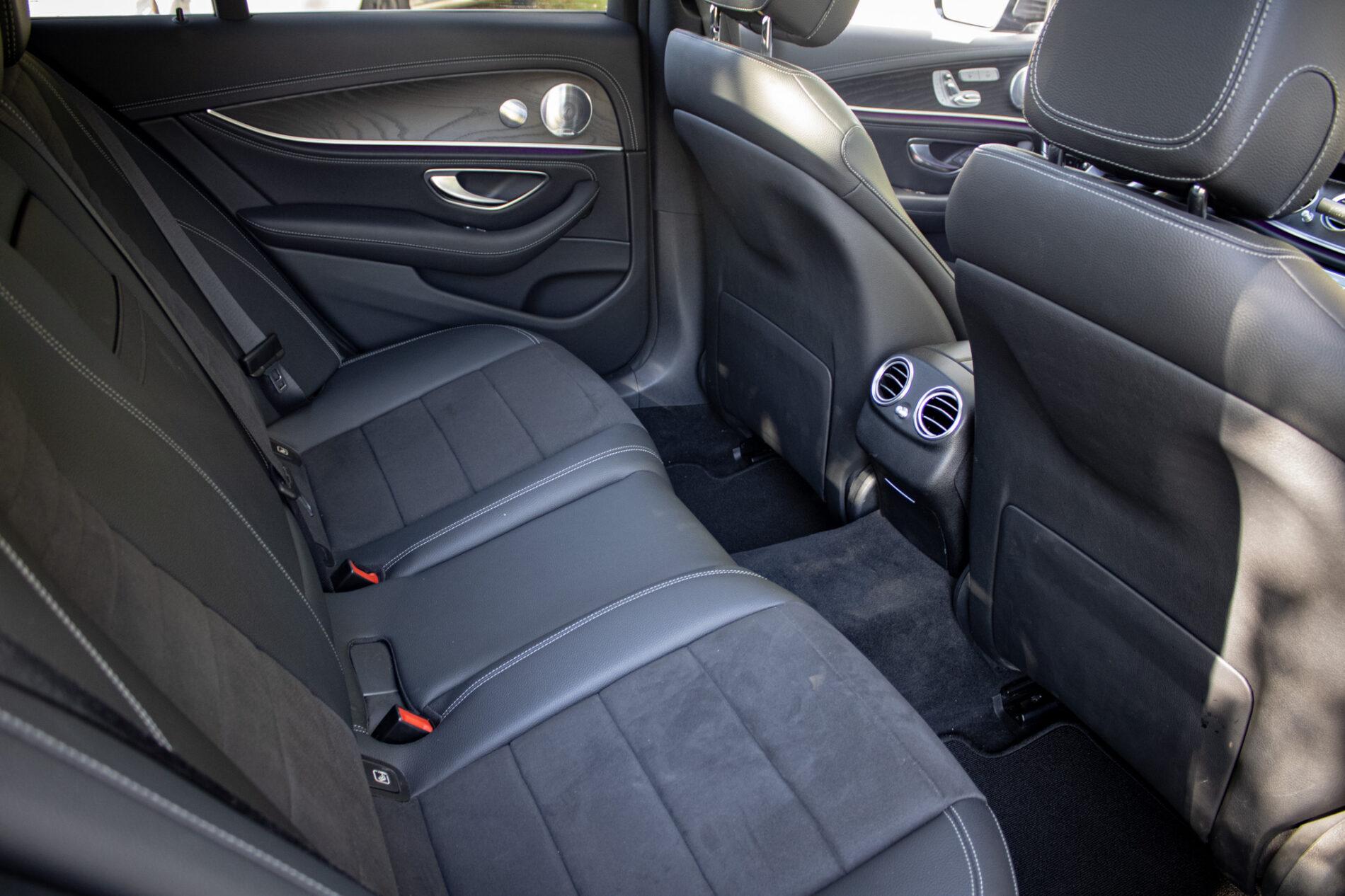 2020 Mercedes-Benz E 400d, šedá sedan, 93 682 km