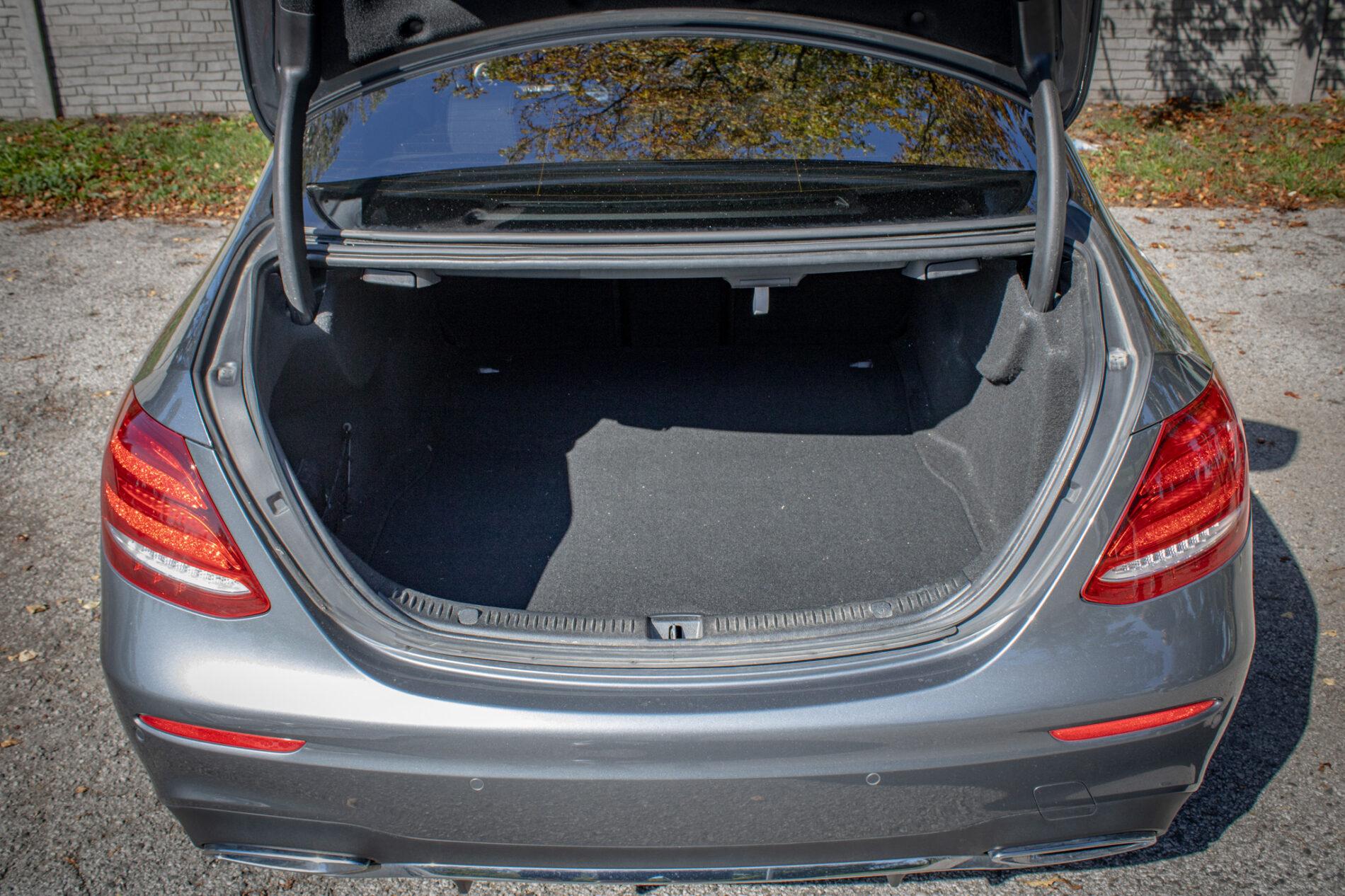2020 Mercedes-Benz E 400d, šedá sedan, 93 682 km