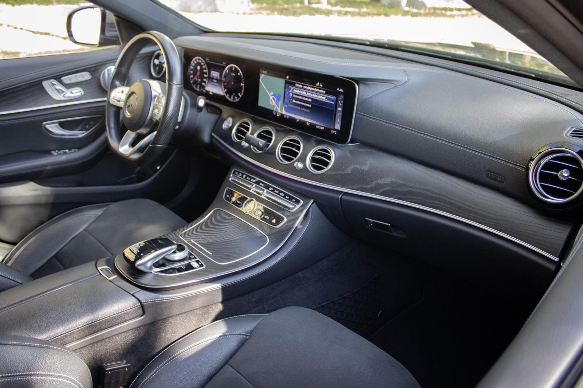 2020 Mercedes-Benz E 400d, šedá sedan, 93 682 km