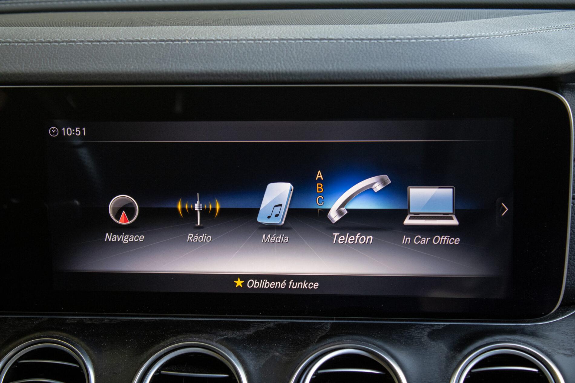 2020 Mercedes-Benz E 400d, šedá sedan, 93 682 km