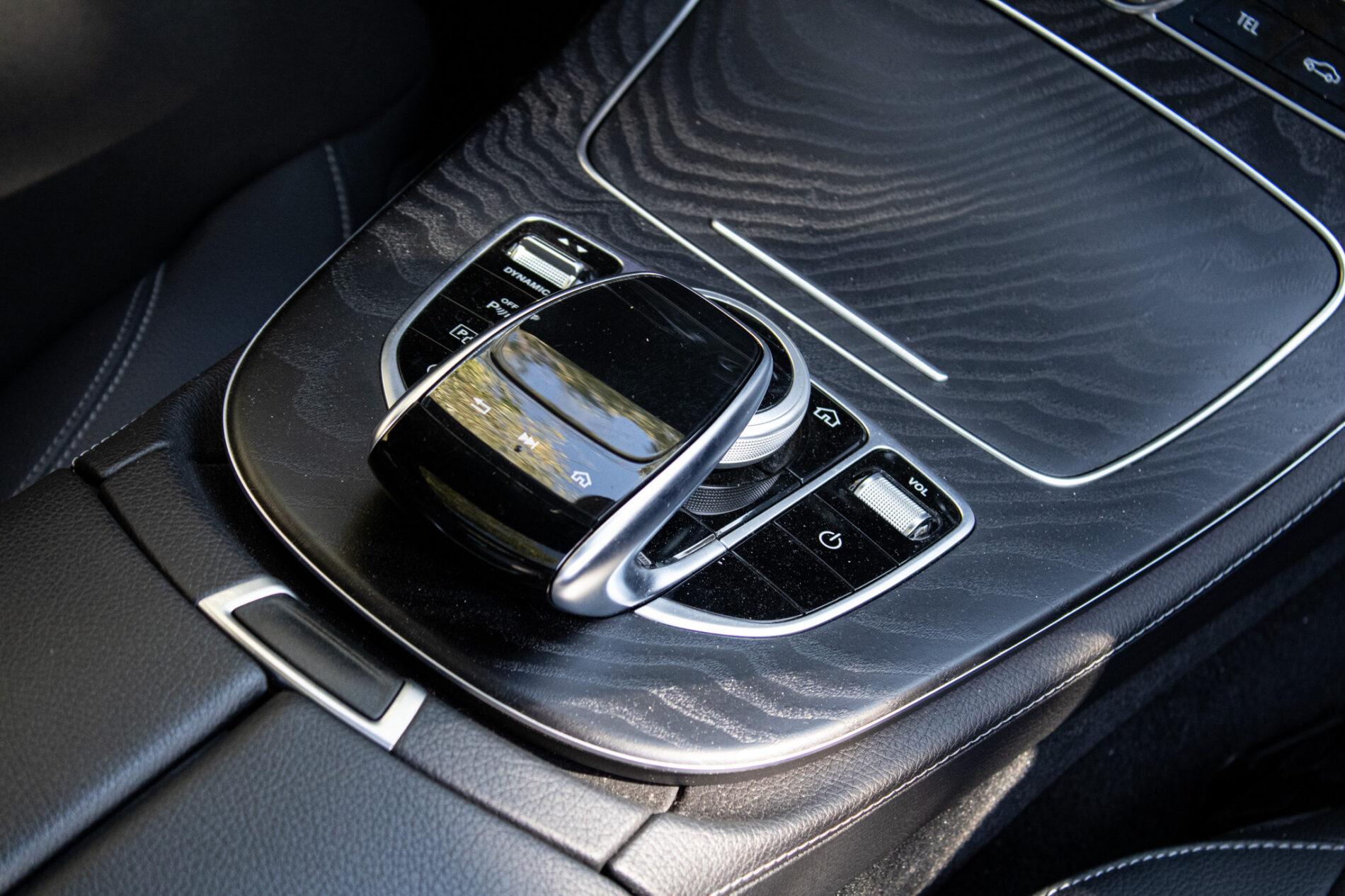 2020 Mercedes-Benz E 400d, šedá sedan, 93 682 km
