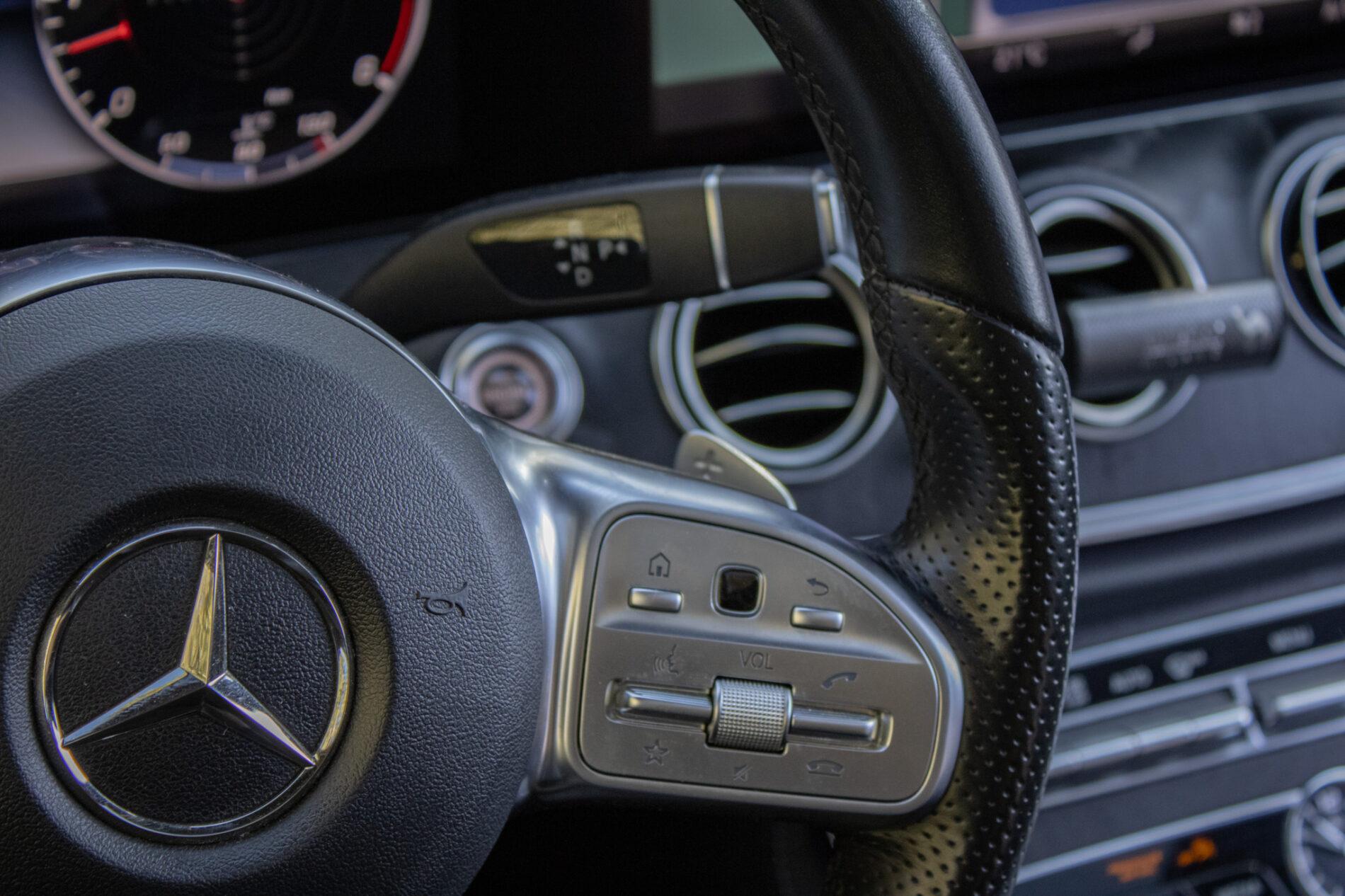 2020 Mercedes-Benz E 400d, šedá sedan, 93 682 km