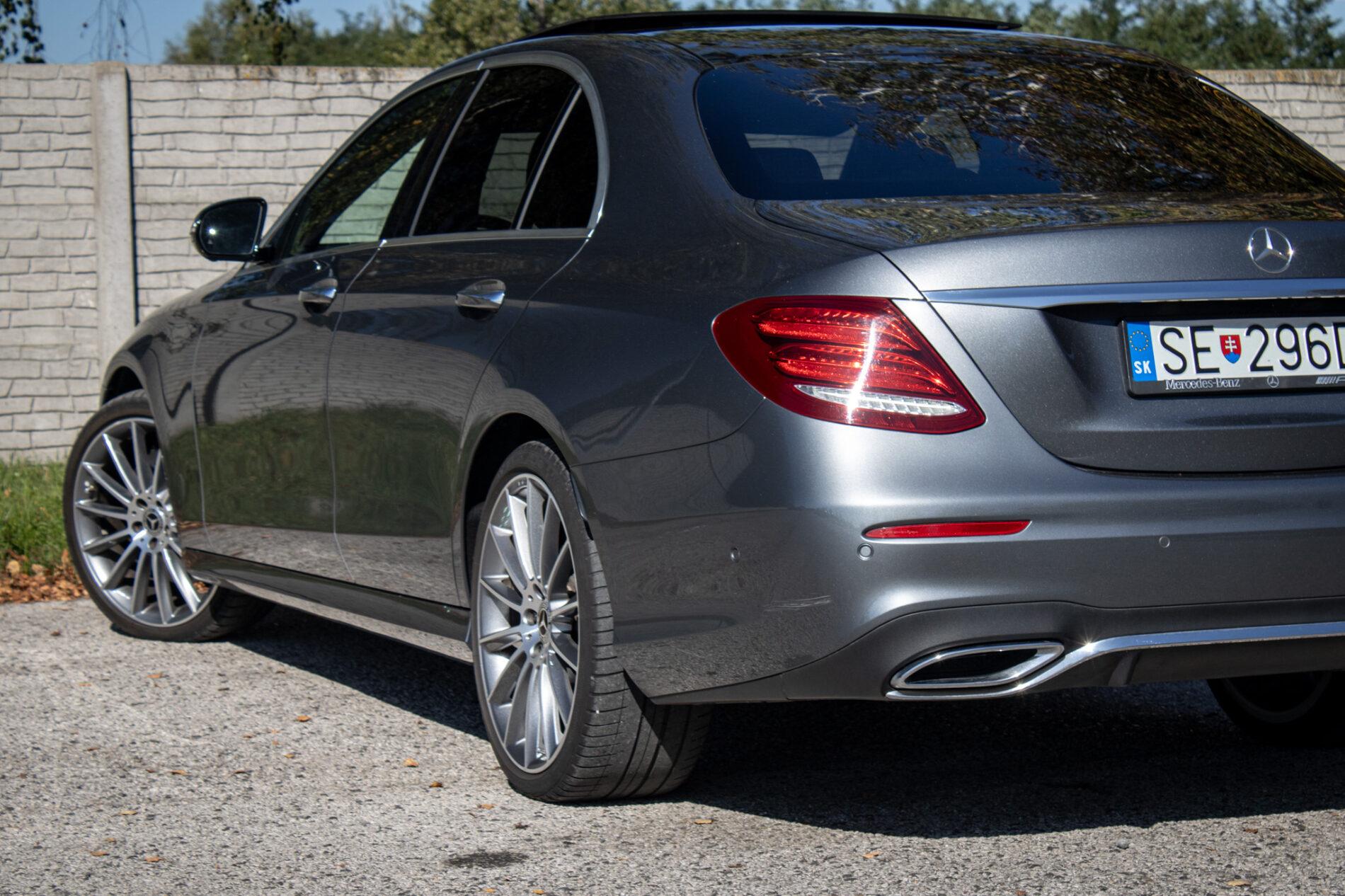 2020 Mercedes-Benz E 400d, šedá sedan, 93 682 km