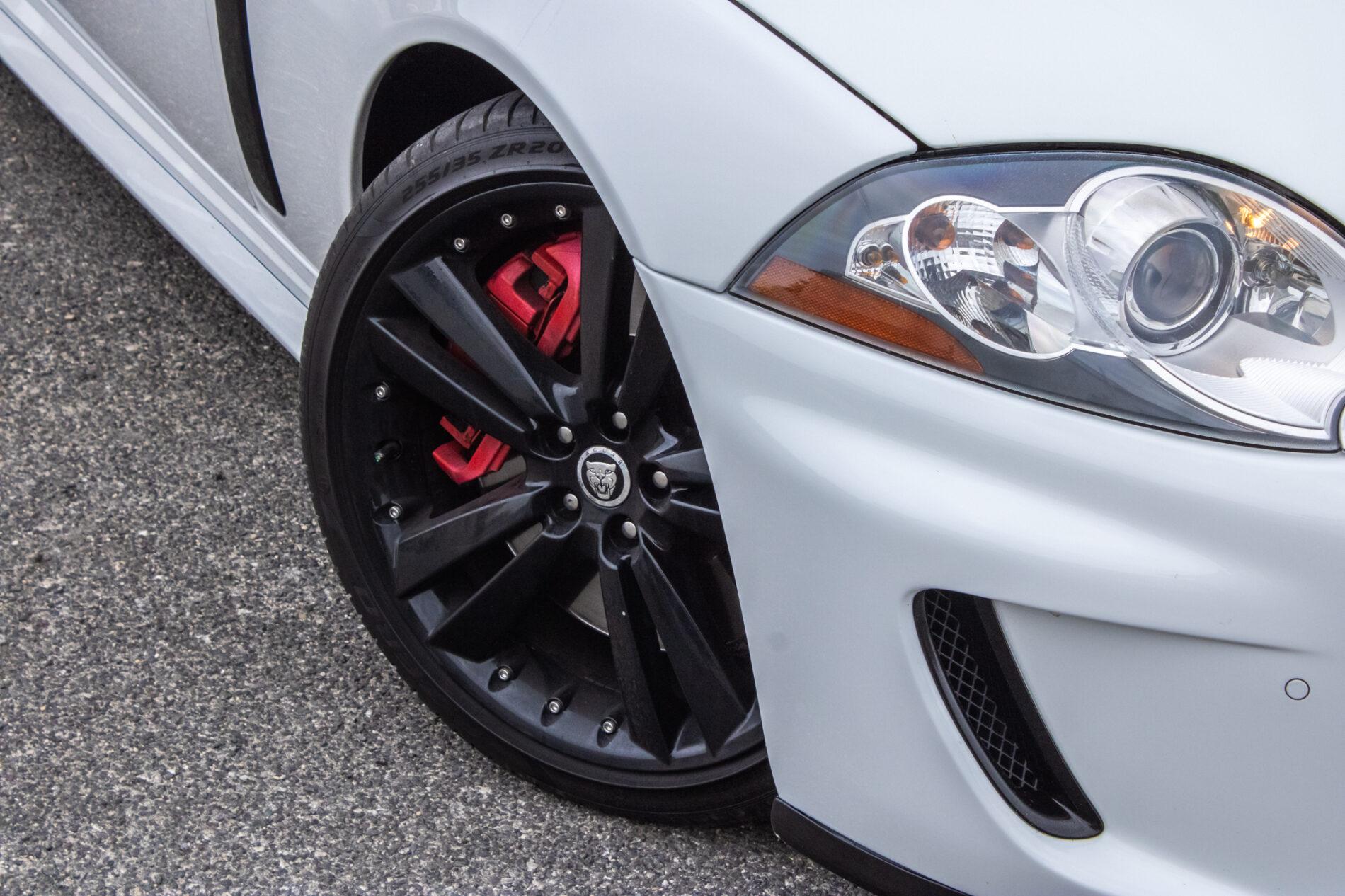 2010 Jaguar XKR, bílá kupé, 126 966 km