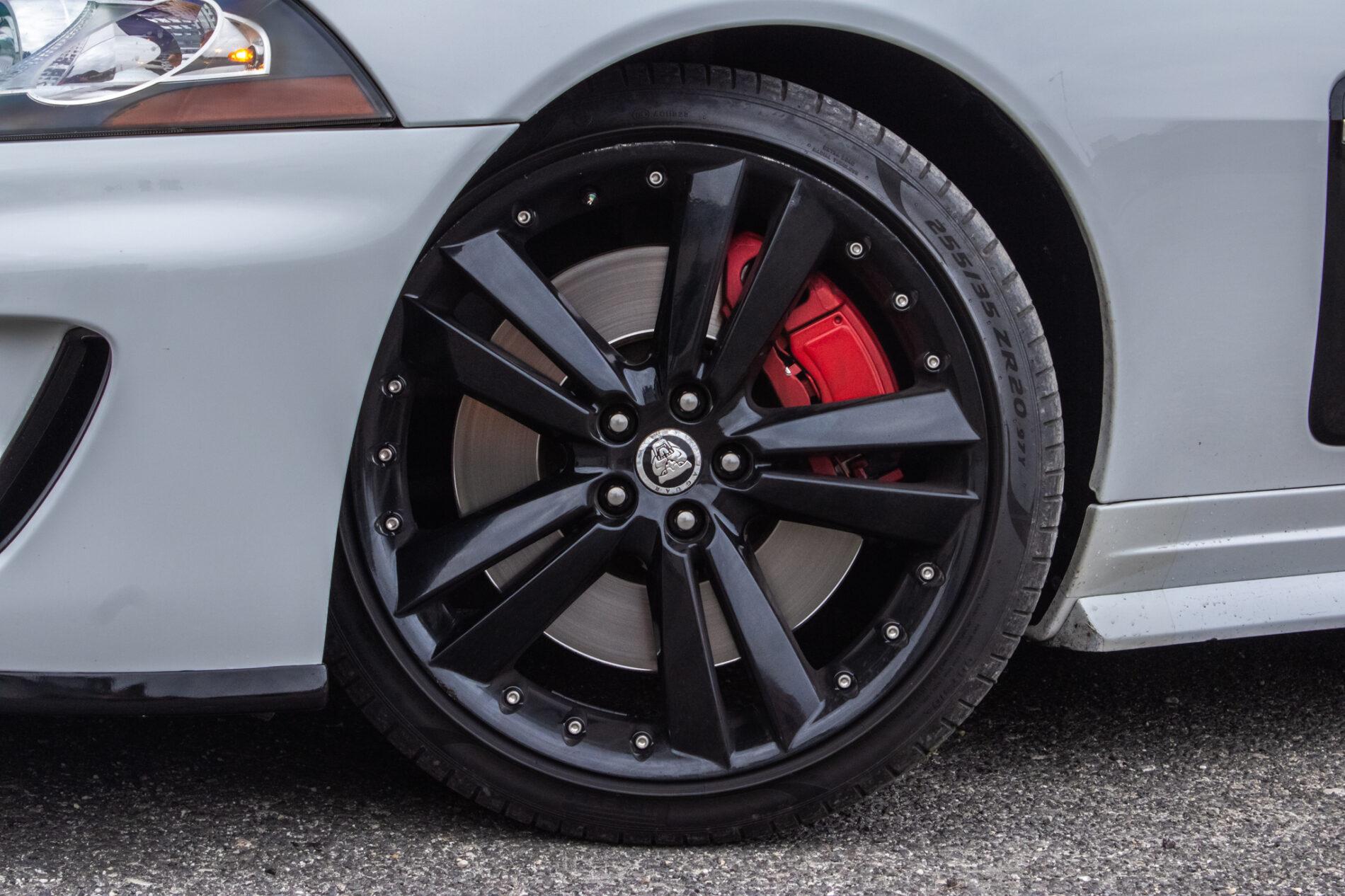 2010 Jaguar XKR, bílá kupé, 126 966 km