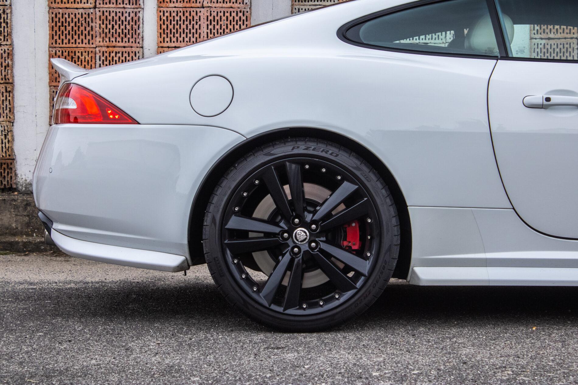2010 Jaguar XKR, bílá kupé, 126 966 km