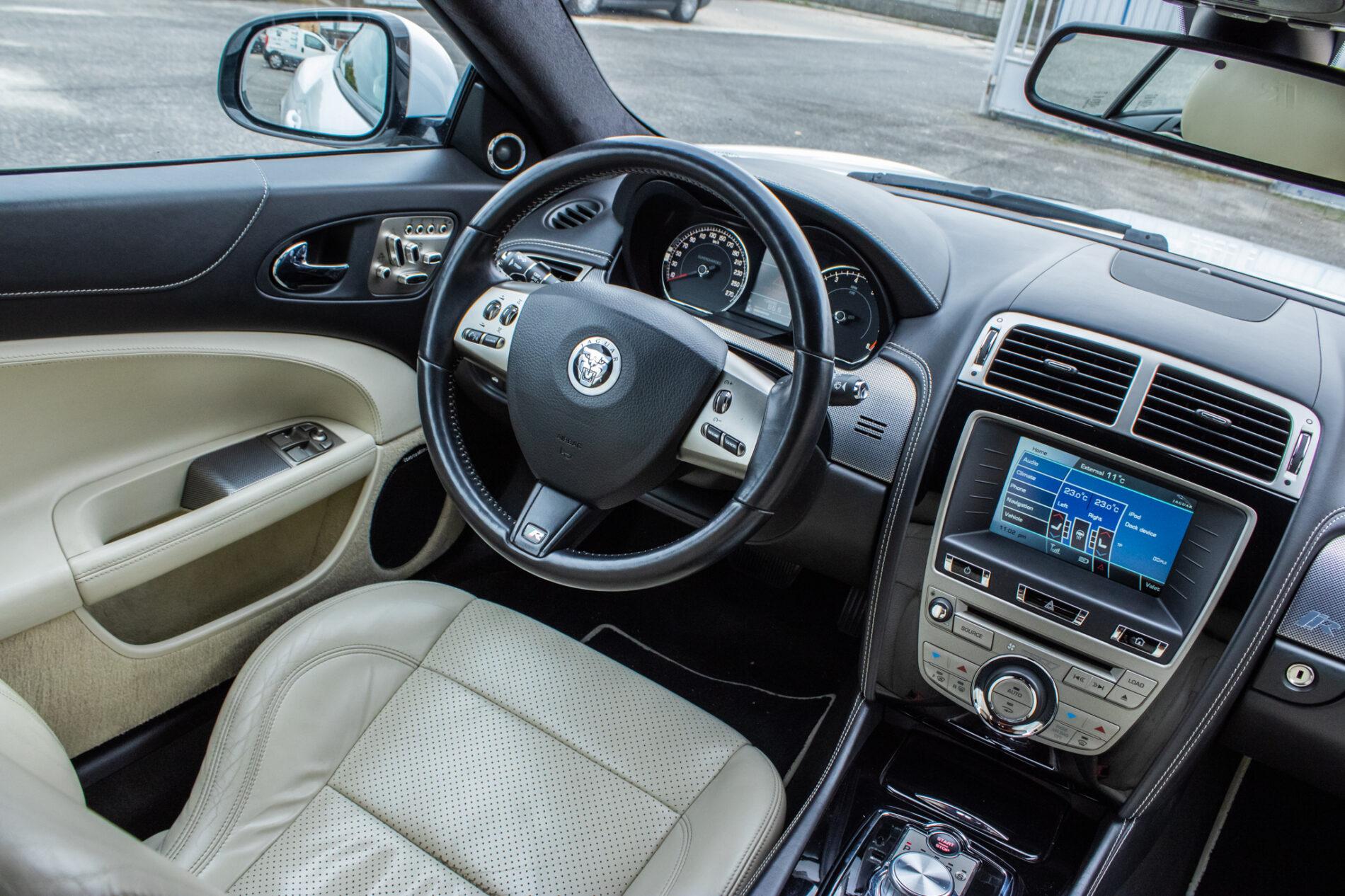 2010 Jaguar XKR, bílá kupé, 126 966 km
