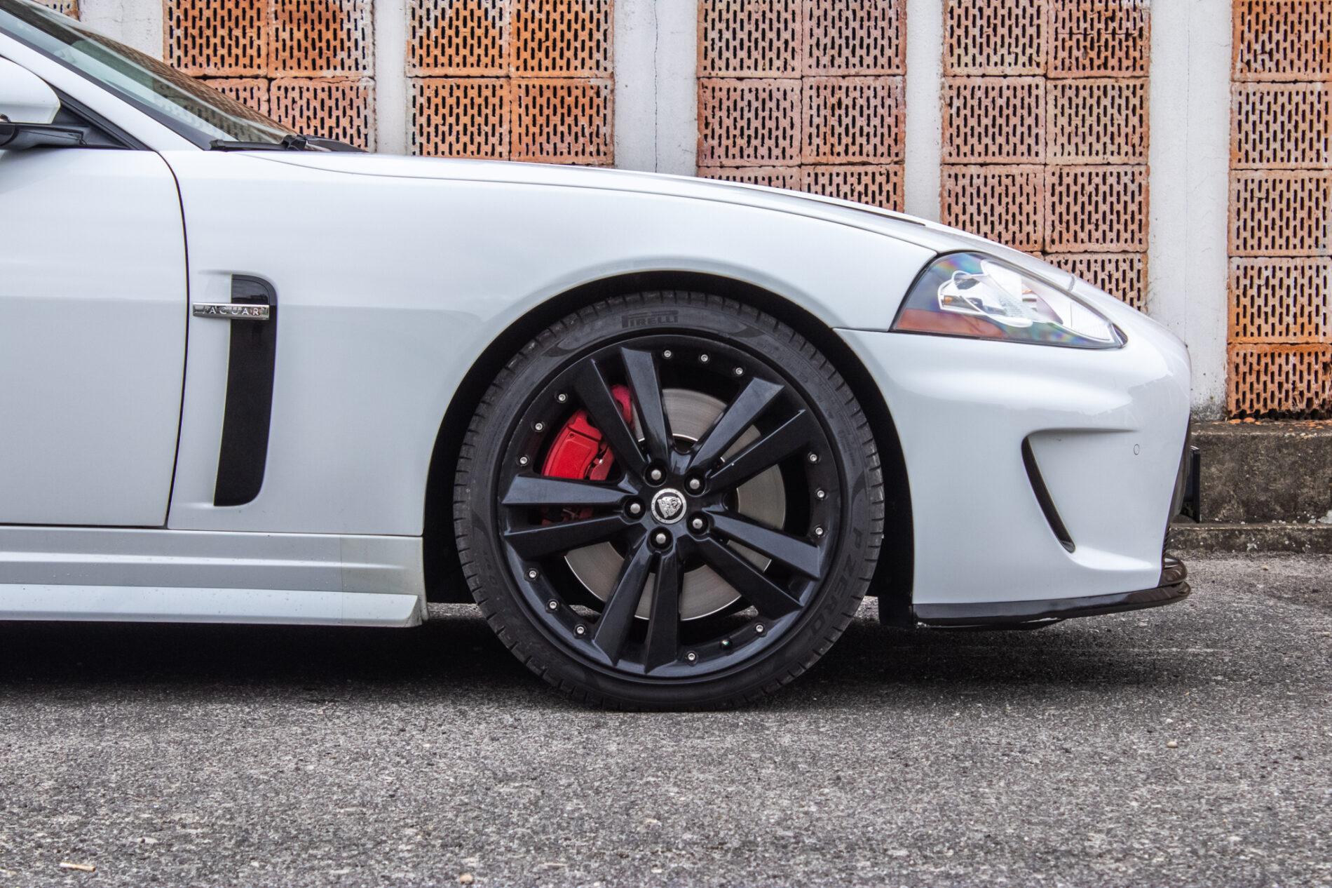 2010 Jaguar XKR, bílá kupé, 126 966 km