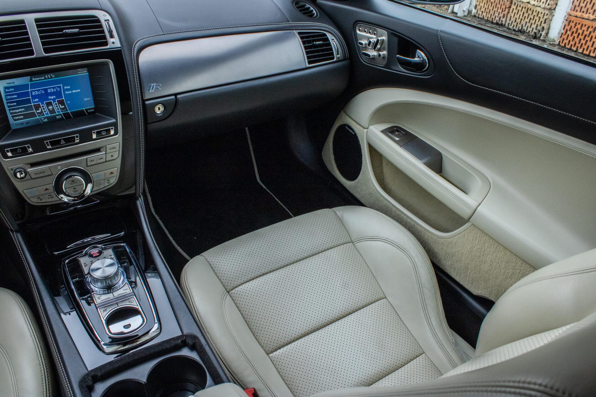 2010 Jaguar XKR, bílá kupé, 126 966 km