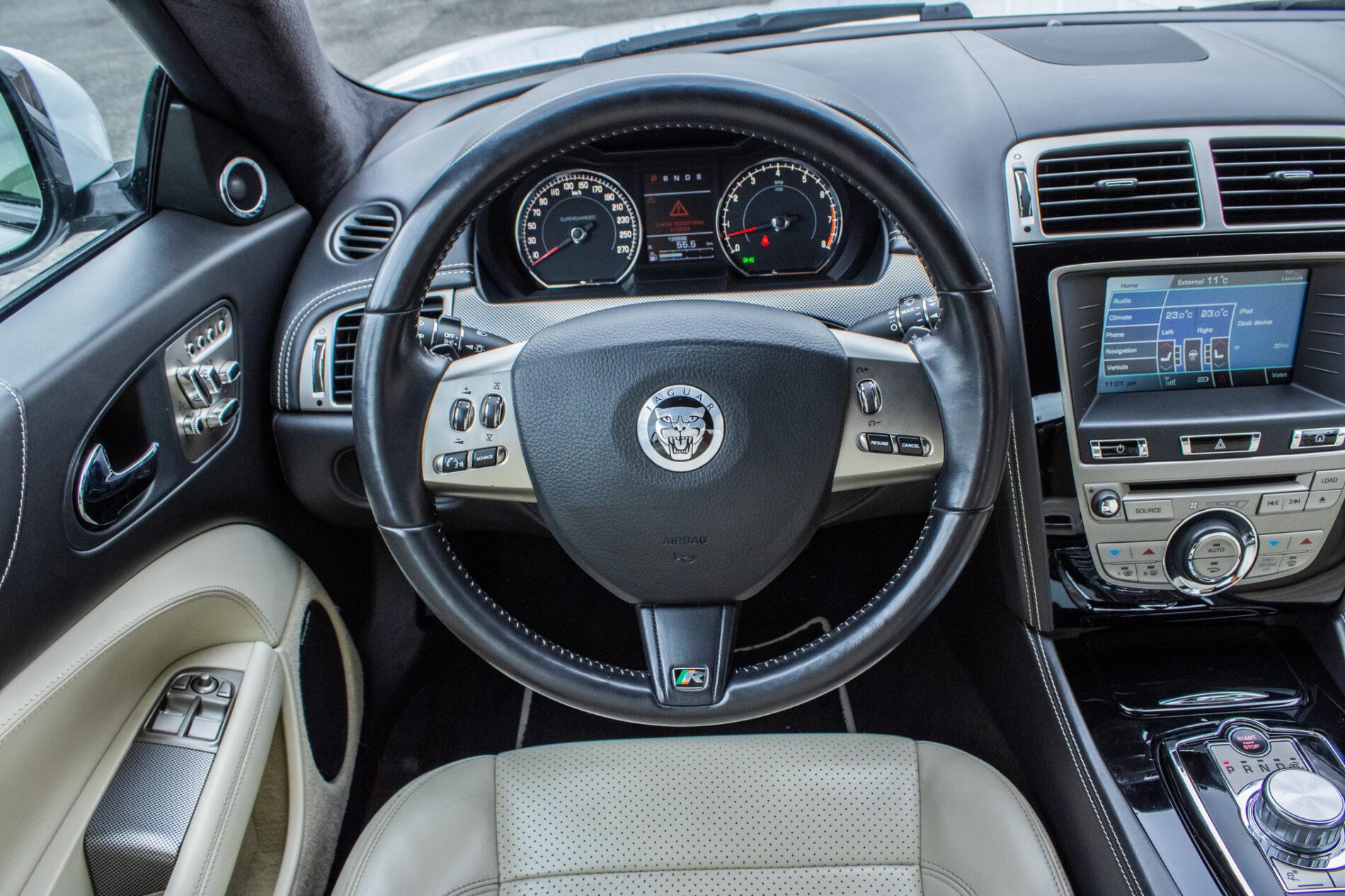 2010 Jaguar XKR, bílá kupé, 126 966 km