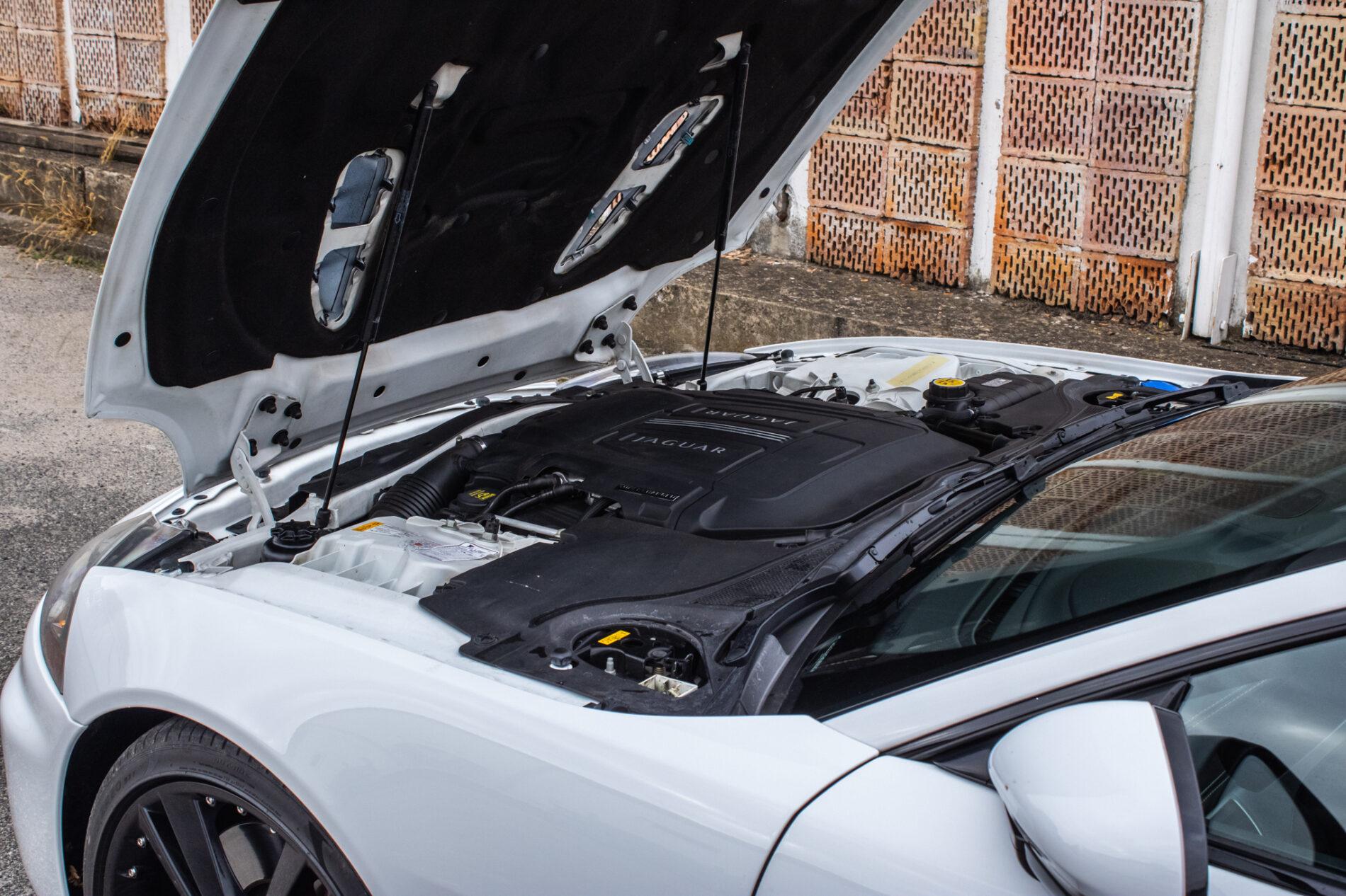2010 Jaguar XKR, bílá kupé, 126 966 km