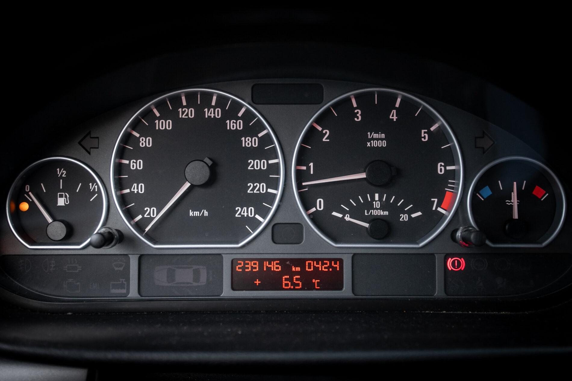 2003 BMW 325i, šedá sedan, 239 146 km