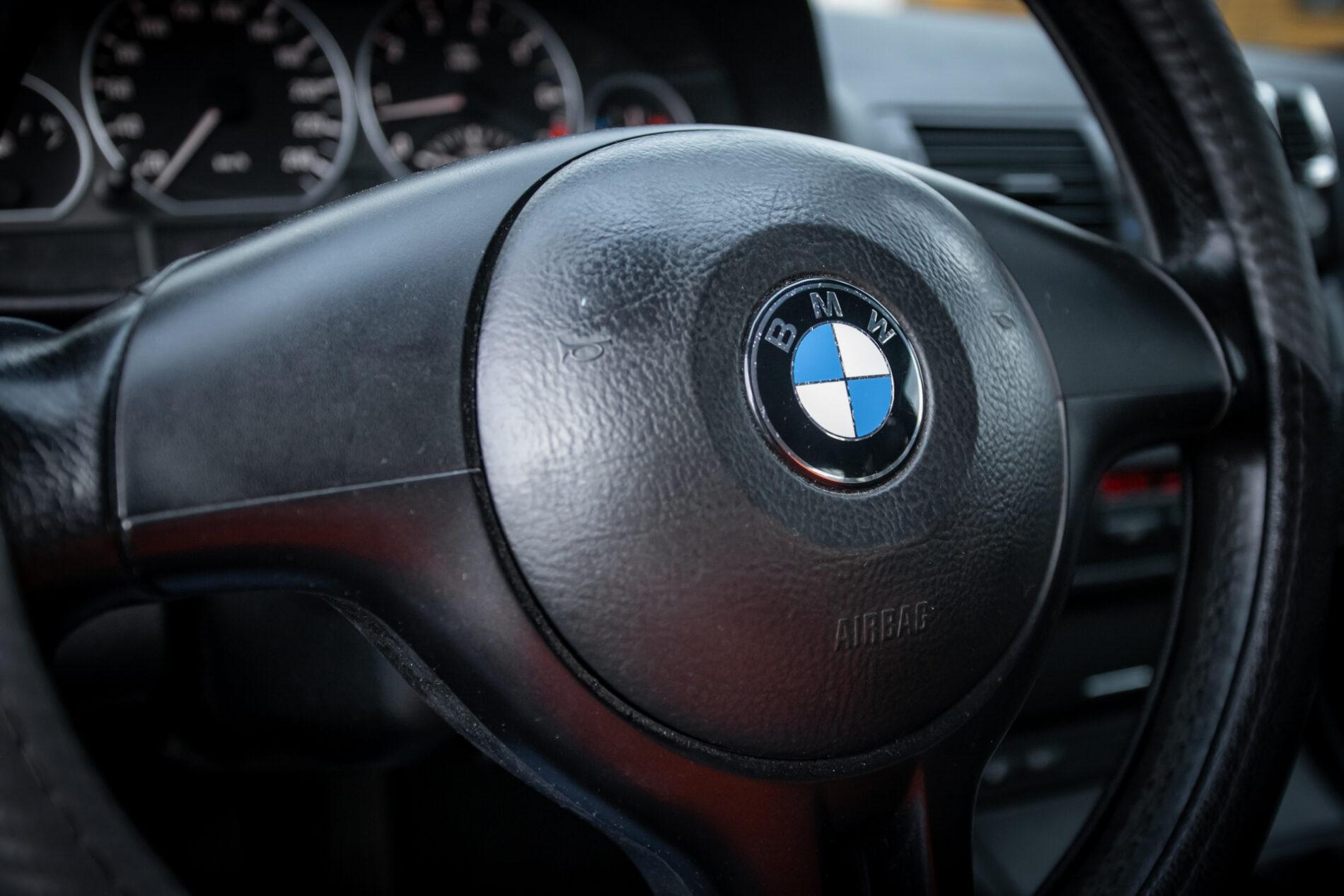 2003 BMW 325i, šedá sedan, 239 146 km
