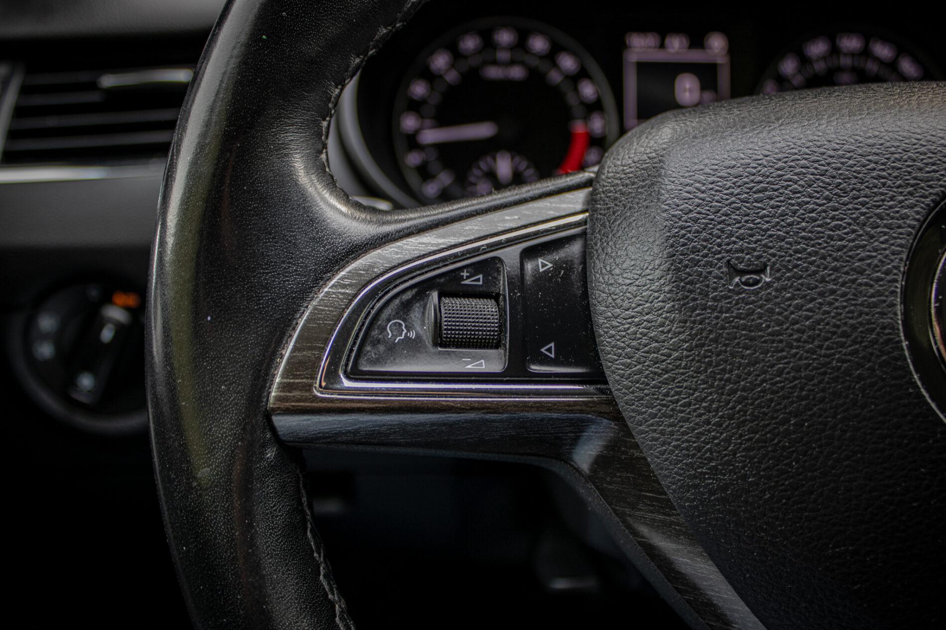 2015 Skoda Octavia RS, modrá kombi, 284 138 km