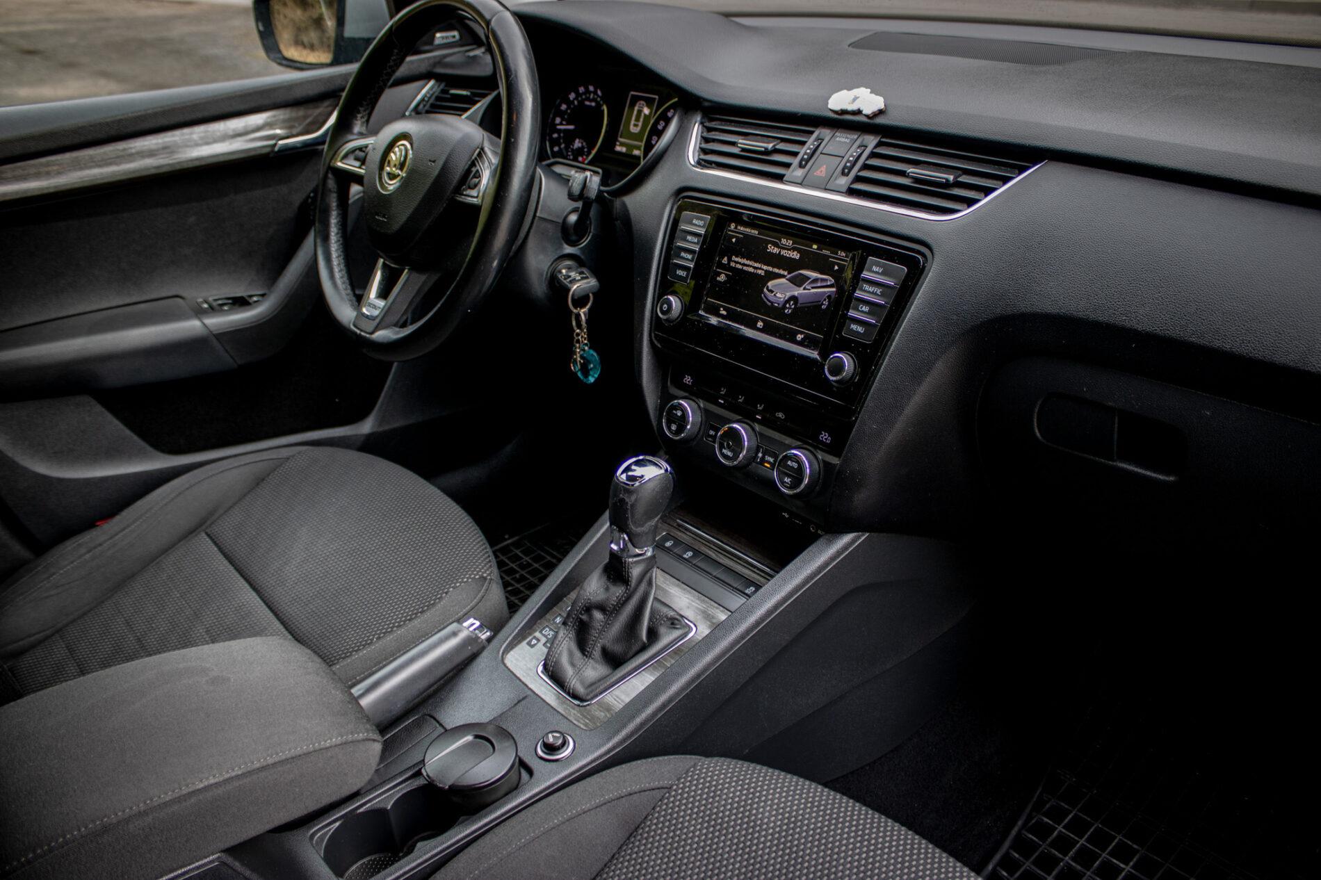 2015 Skoda Octavia RS, modrá kombi, 284 138 km