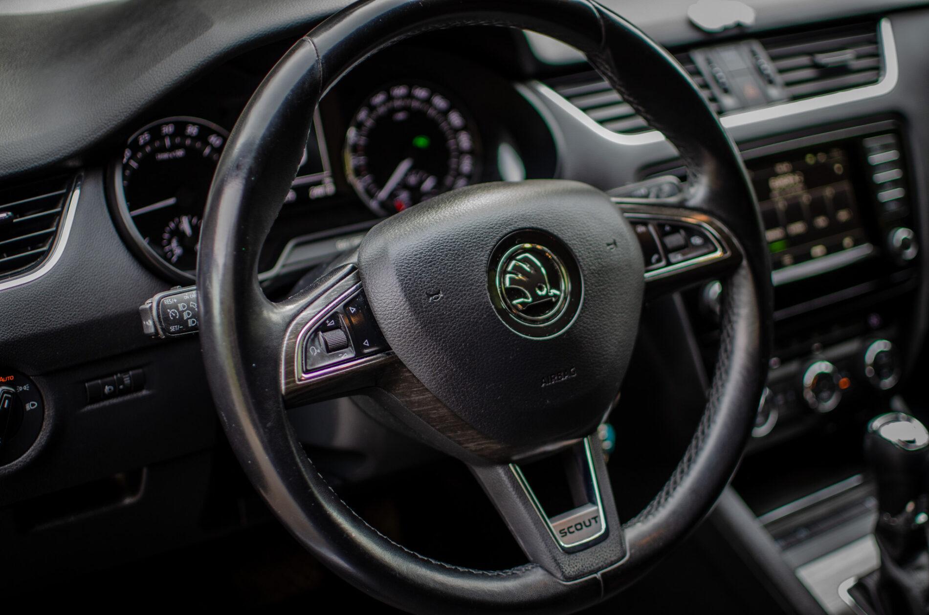 2015 Skoda Octavia RS, modrá kombi, 284 138 km