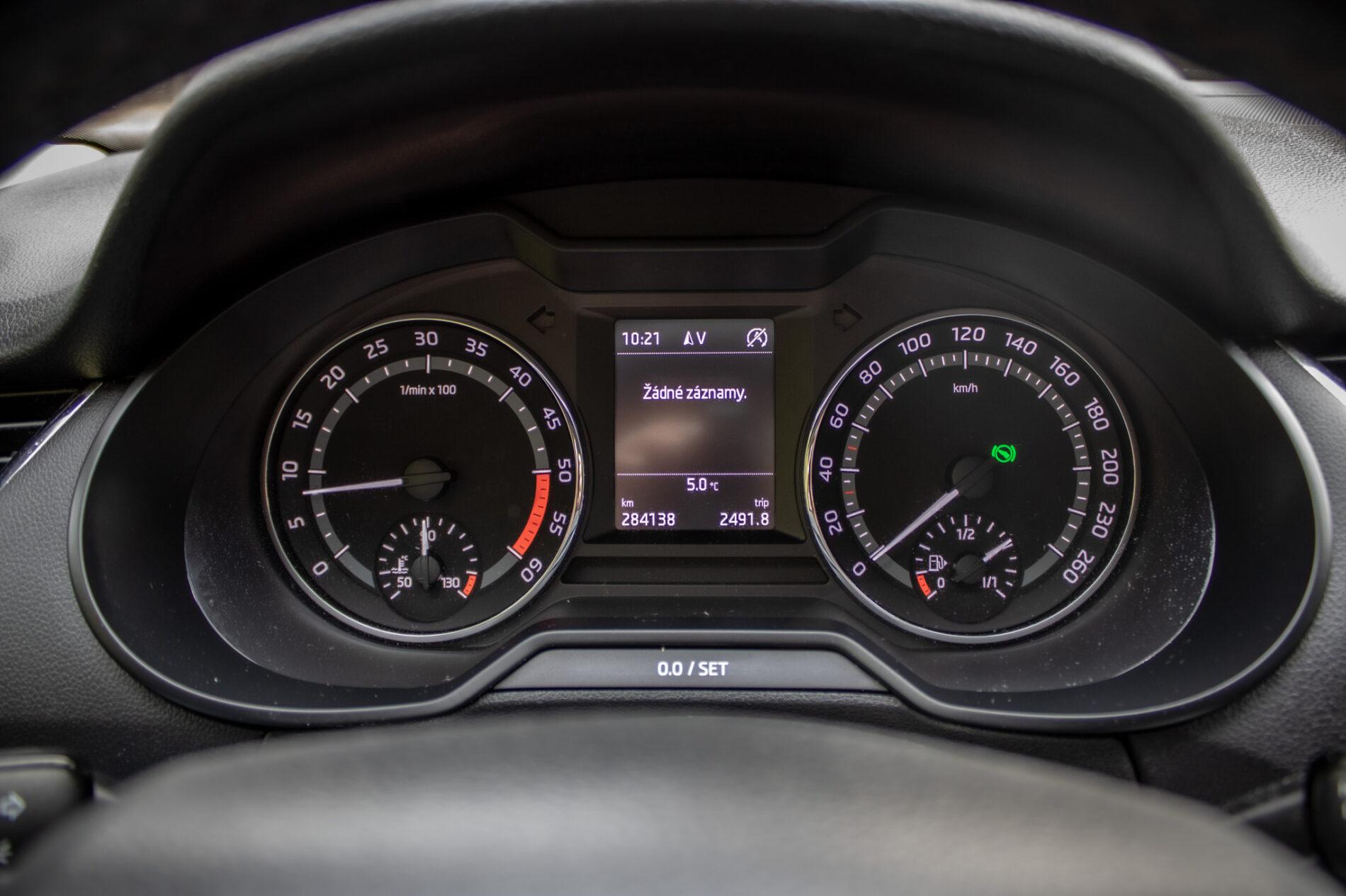 2015 Skoda Octavia RS, modrá kombi, 284 138 km