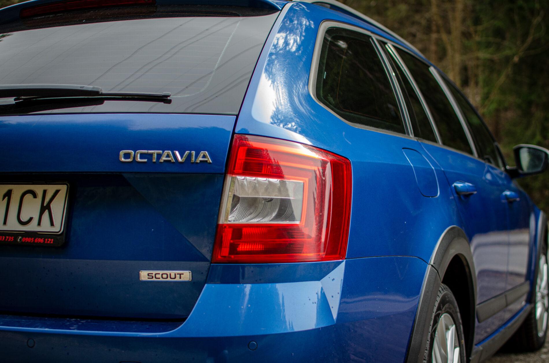 2015 Skoda Octavia RS, modrá kombi, 284 138 km