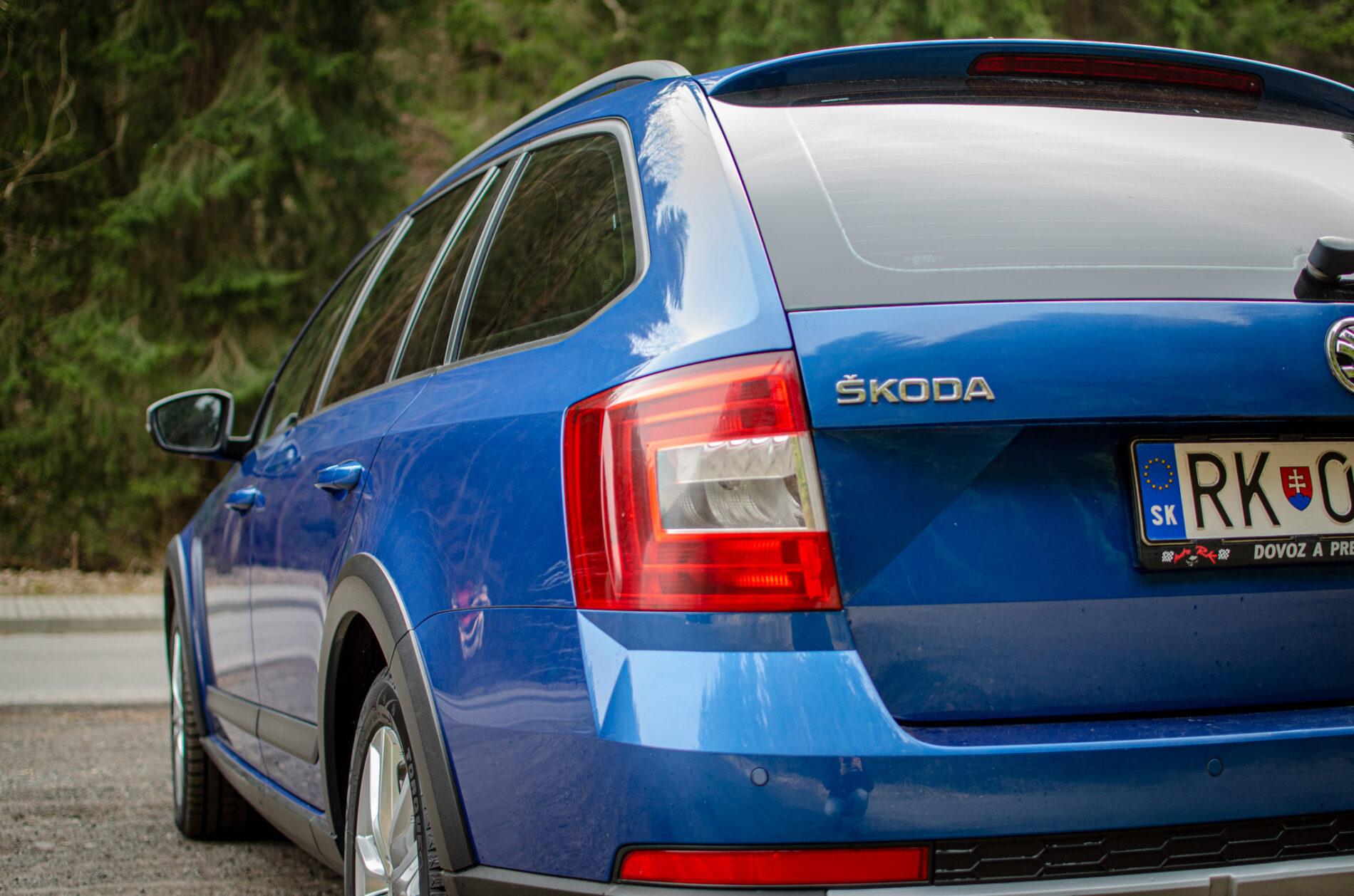 2015 Skoda Octavia RS, modrá kombi, 284 138 km