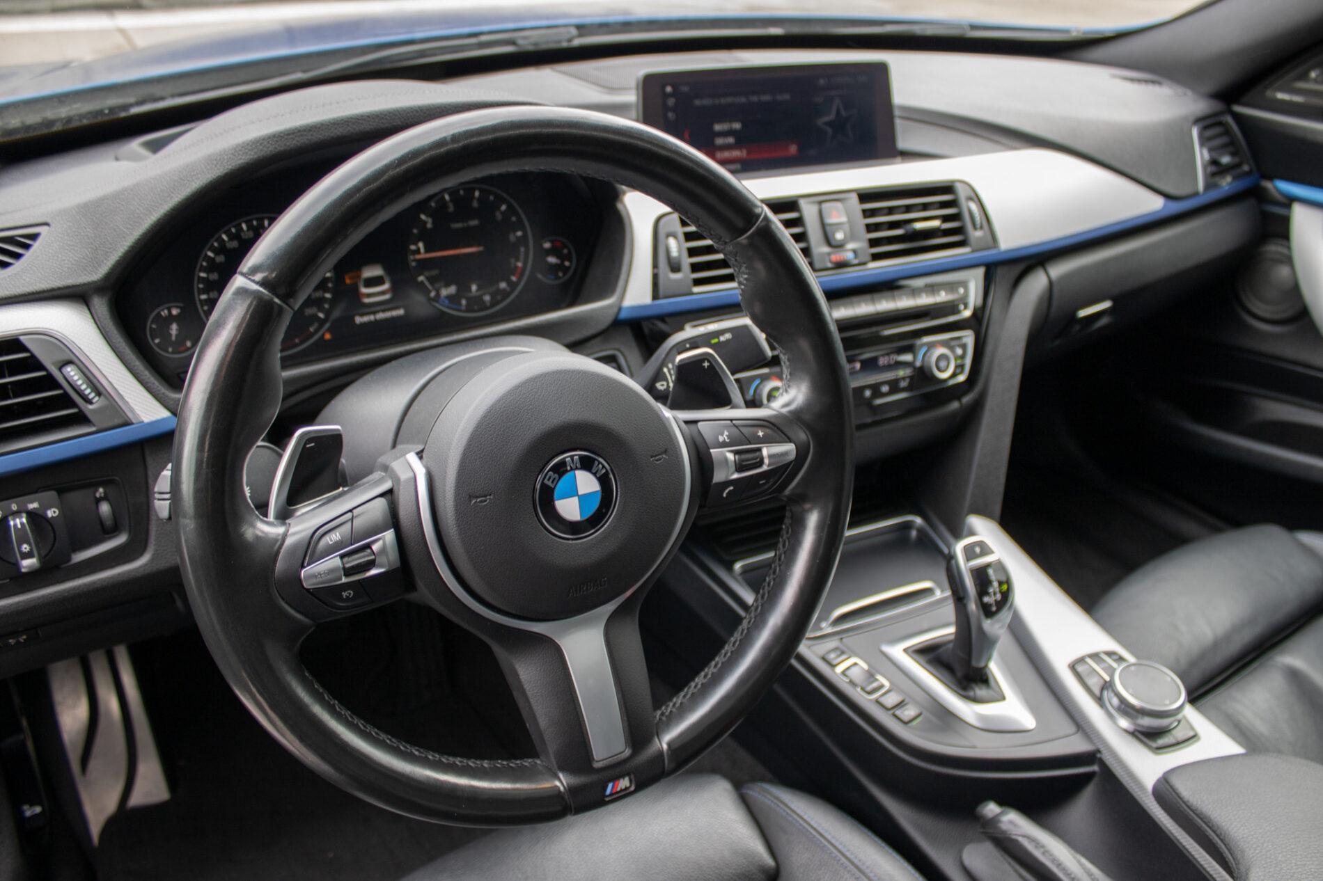 2017 BMW 330i, modrá sedan, 107 456 km