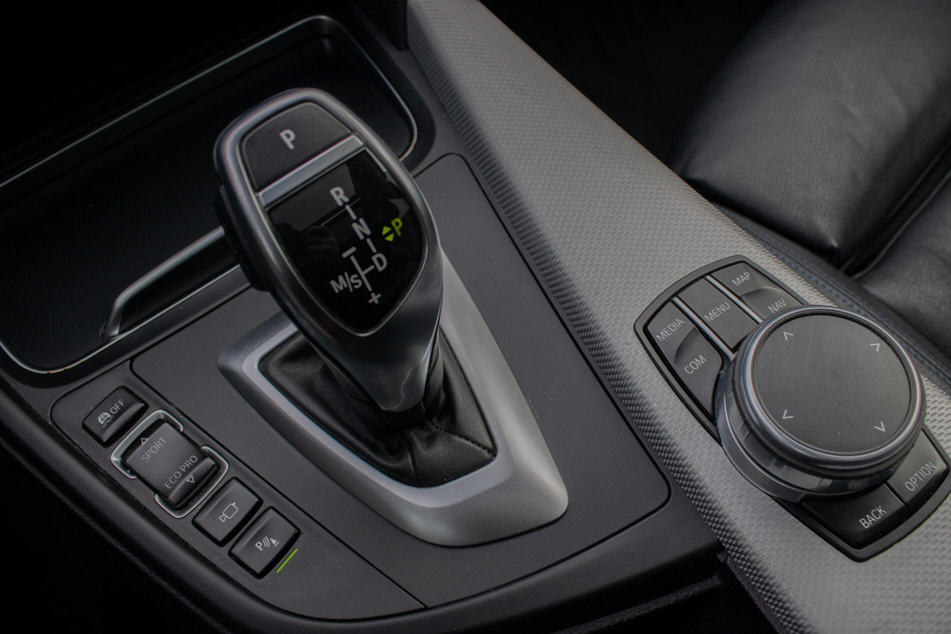2017 BMW 330i, modrá sedan, 107 456 km