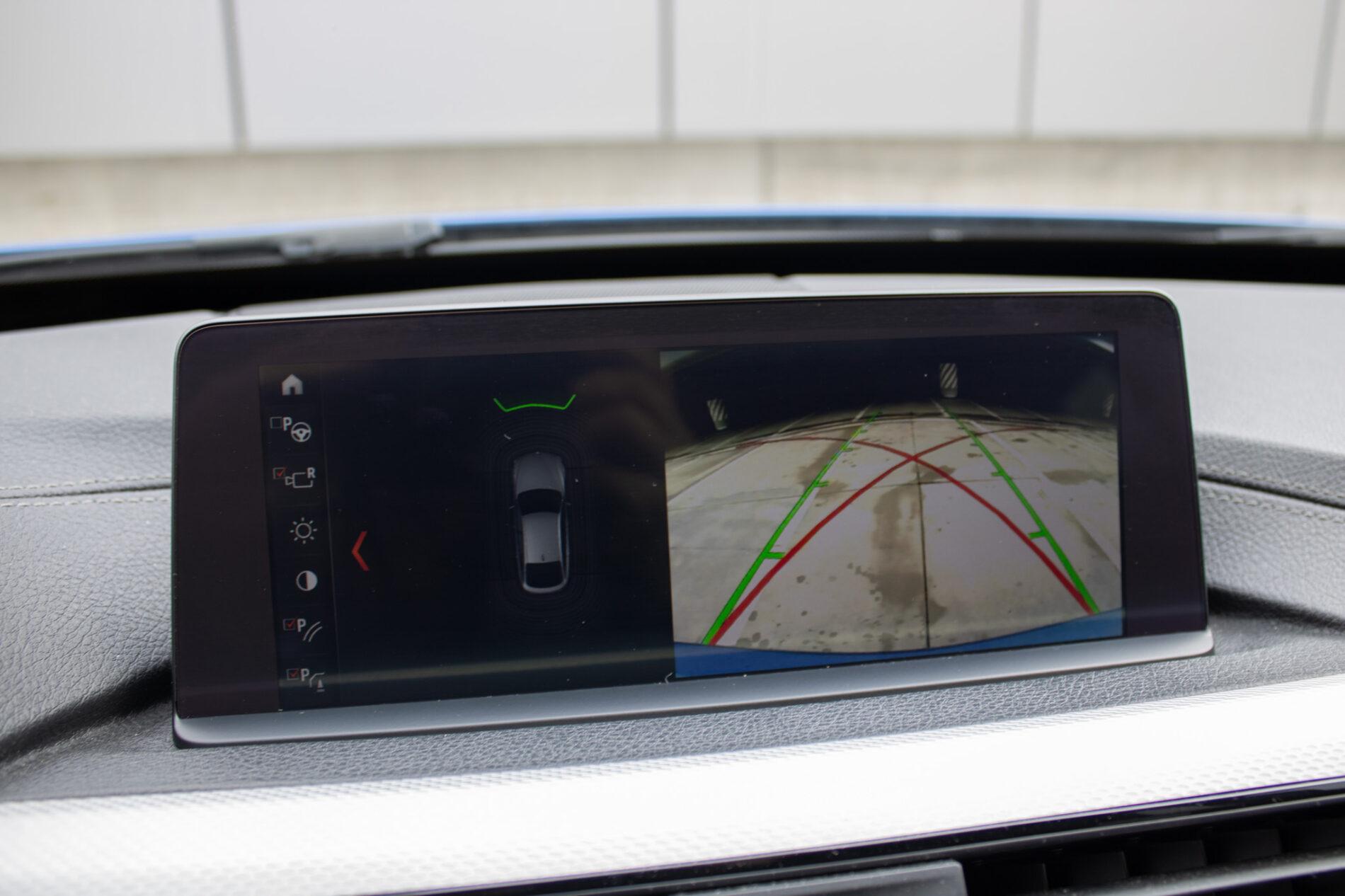2017 BMW 330i, modrá sedan, 107 456 km