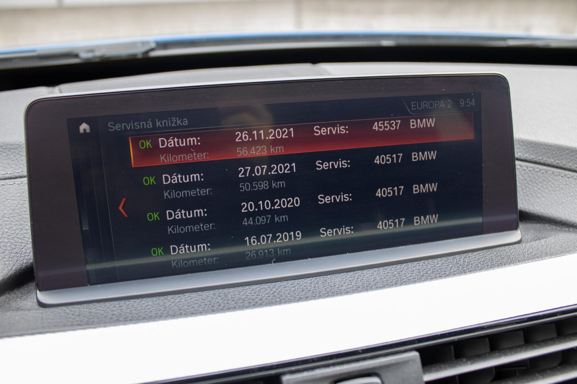 2017 BMW 330i, modrá sedan, 107 456 km