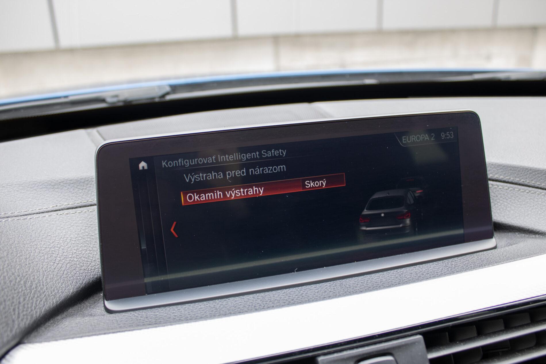 2017 BMW 330i, modrá sedan, 107 456 km