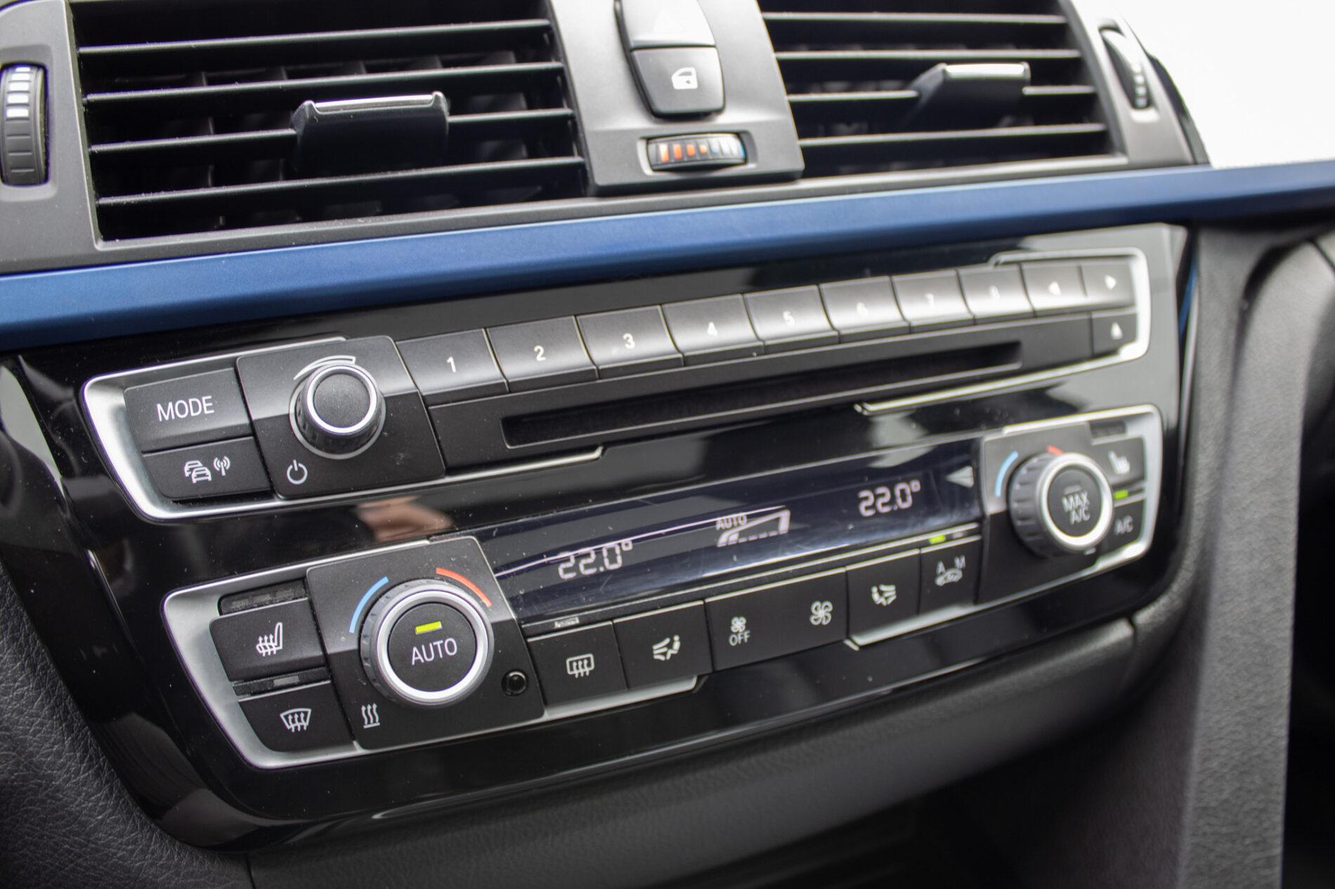 2017 BMW 330i, modrá sedan, 107 456 km