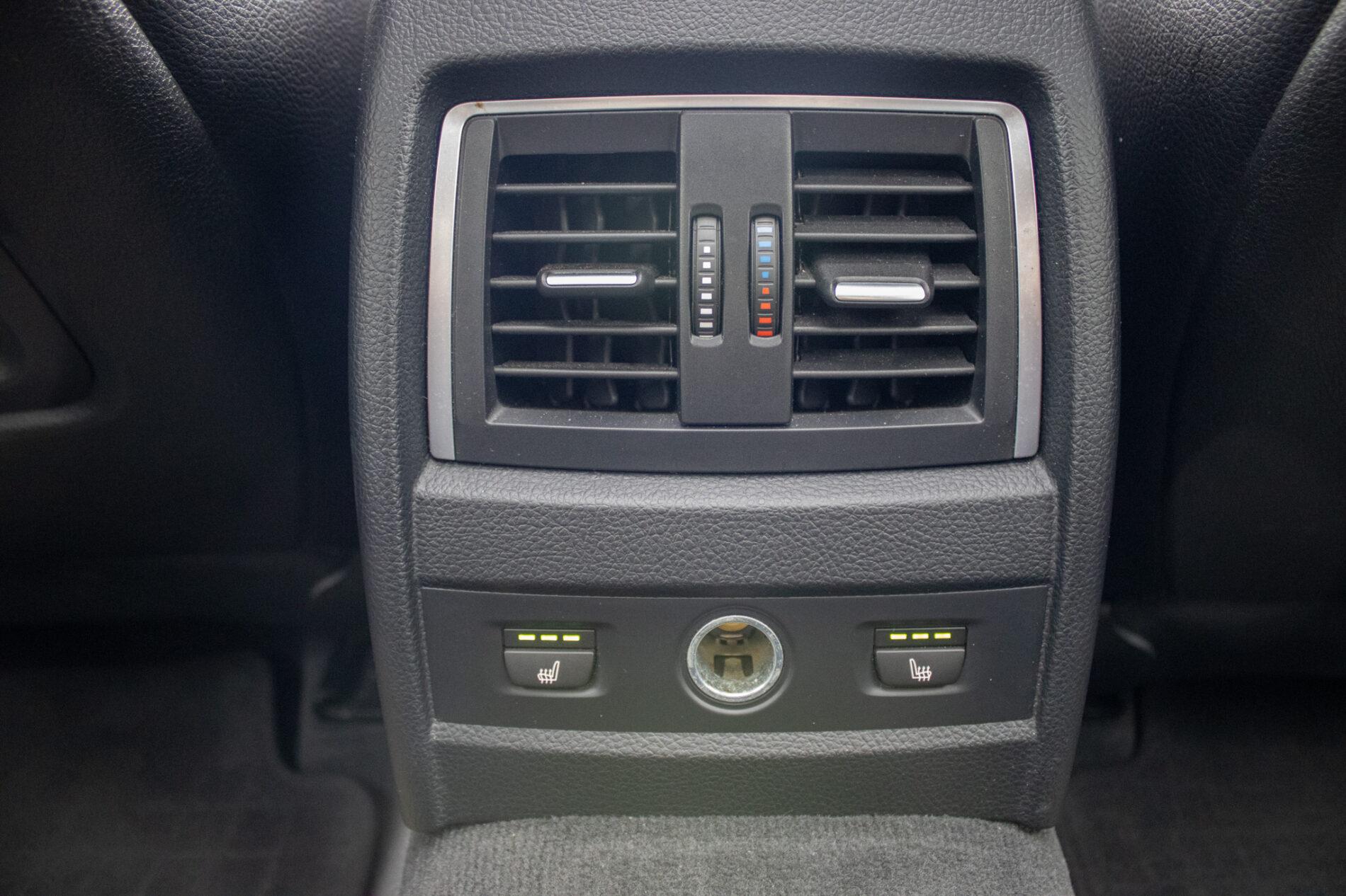 2017 BMW 330i, modrá sedan, 107 456 km