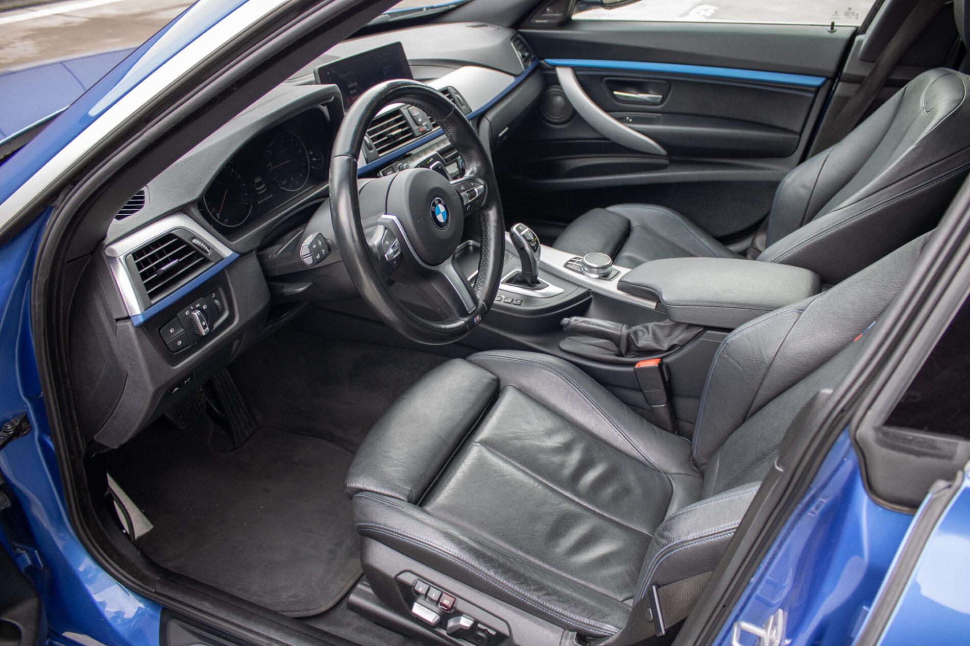 2017 BMW 330i, modrá sedan, 107 456 km